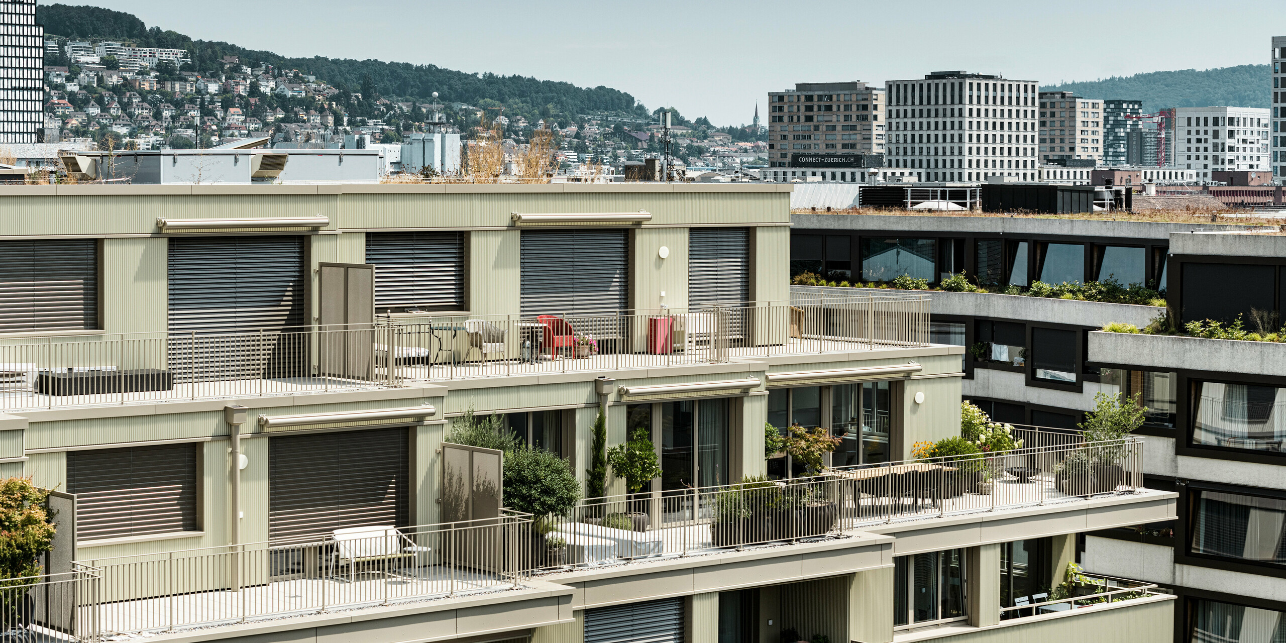 Le bâtiment résidentiel moderne "Stetterhaus" à Altstetten, Zurich, est entouré d'une façade unique - le profil dentelé PREFA dans la couleur métallique perle spéciale.