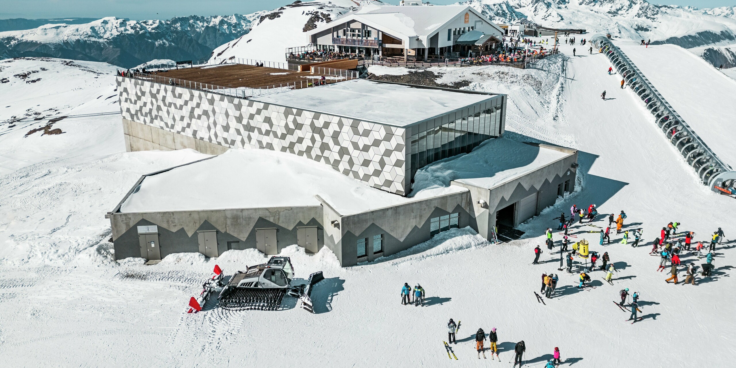 L'impressionnante station amont du téléphérique des Deux Alpes, avec sa façade moderne en panneaux composites en aluminium PREFABOND, s'intègre harmonieusement au paysage alpin. Son motif géométrique saisissant en losanges, décliné dans des tons de blanc et de gris, s'intègre harmonieusement au paysage enneigé, créant un effet visuel spectaculaire. Cette façade durable et résistante aux intempéries garantit non seulement une esthétique irréprochable, mais aussi une protection contre les conditions climatiques extrêmes de la haute montagne.