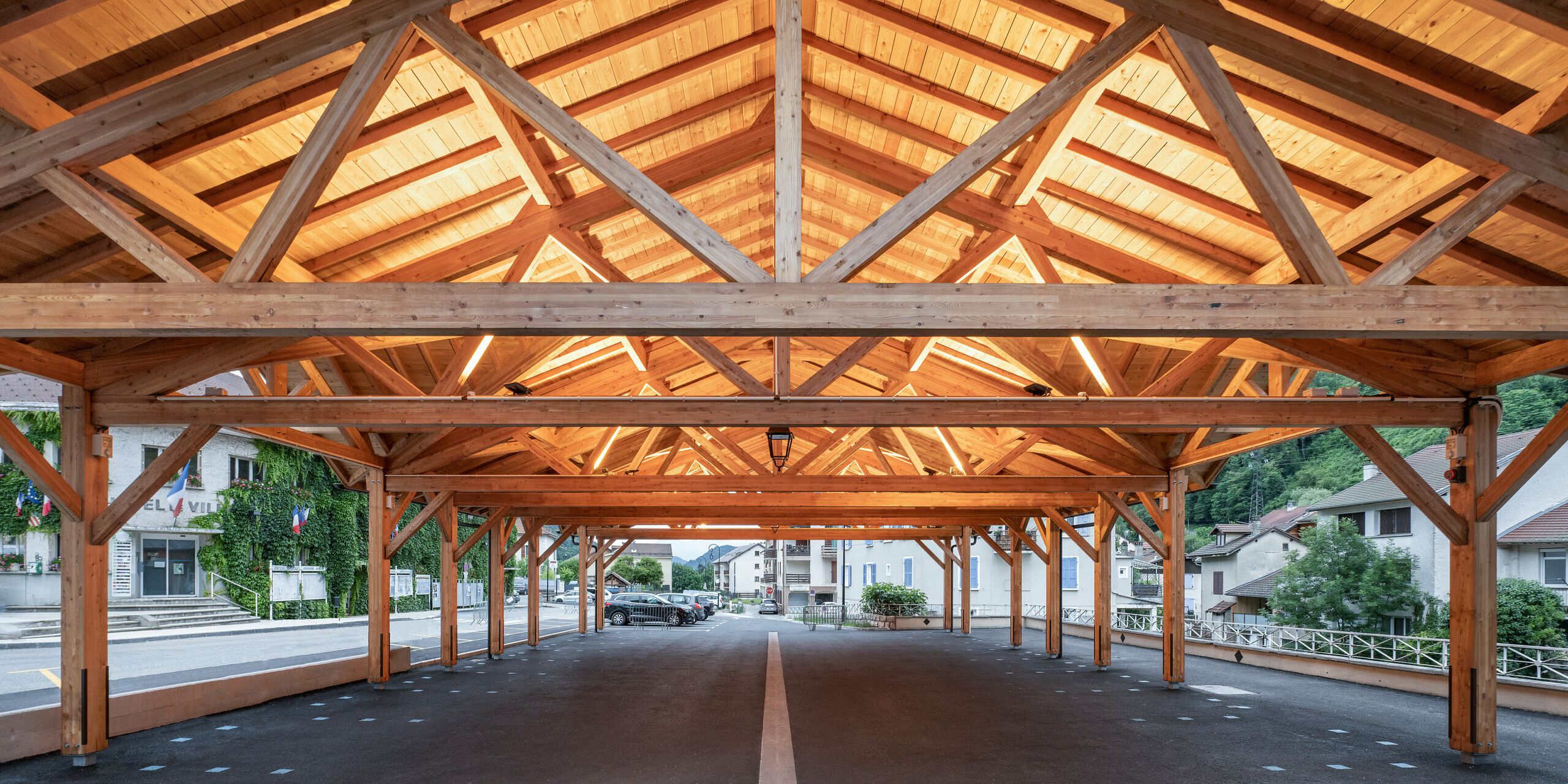 Les halles couvertes d'Allevard ont été recouvertes du losange de toiture PREFA 44x44 en P.10 brun noisette.