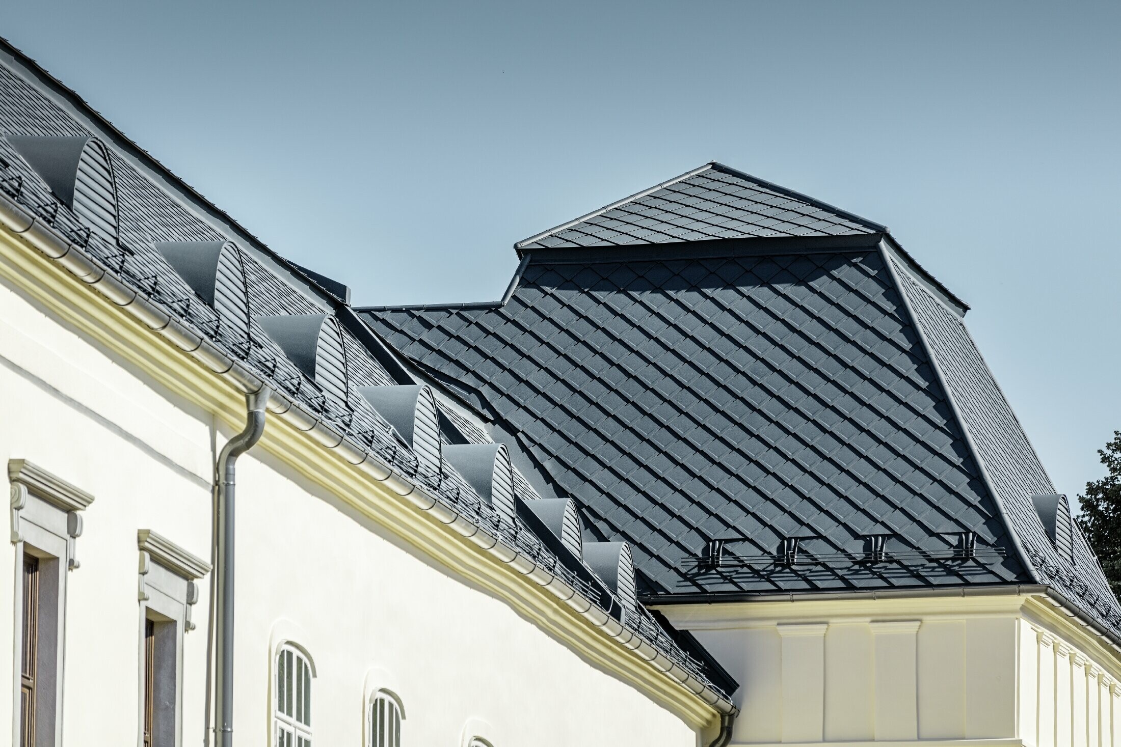 Château de Humenné, de style Renaissance — Nouvelle toiture réalisée avec des losanges de toiture PREFA couleur anthracite