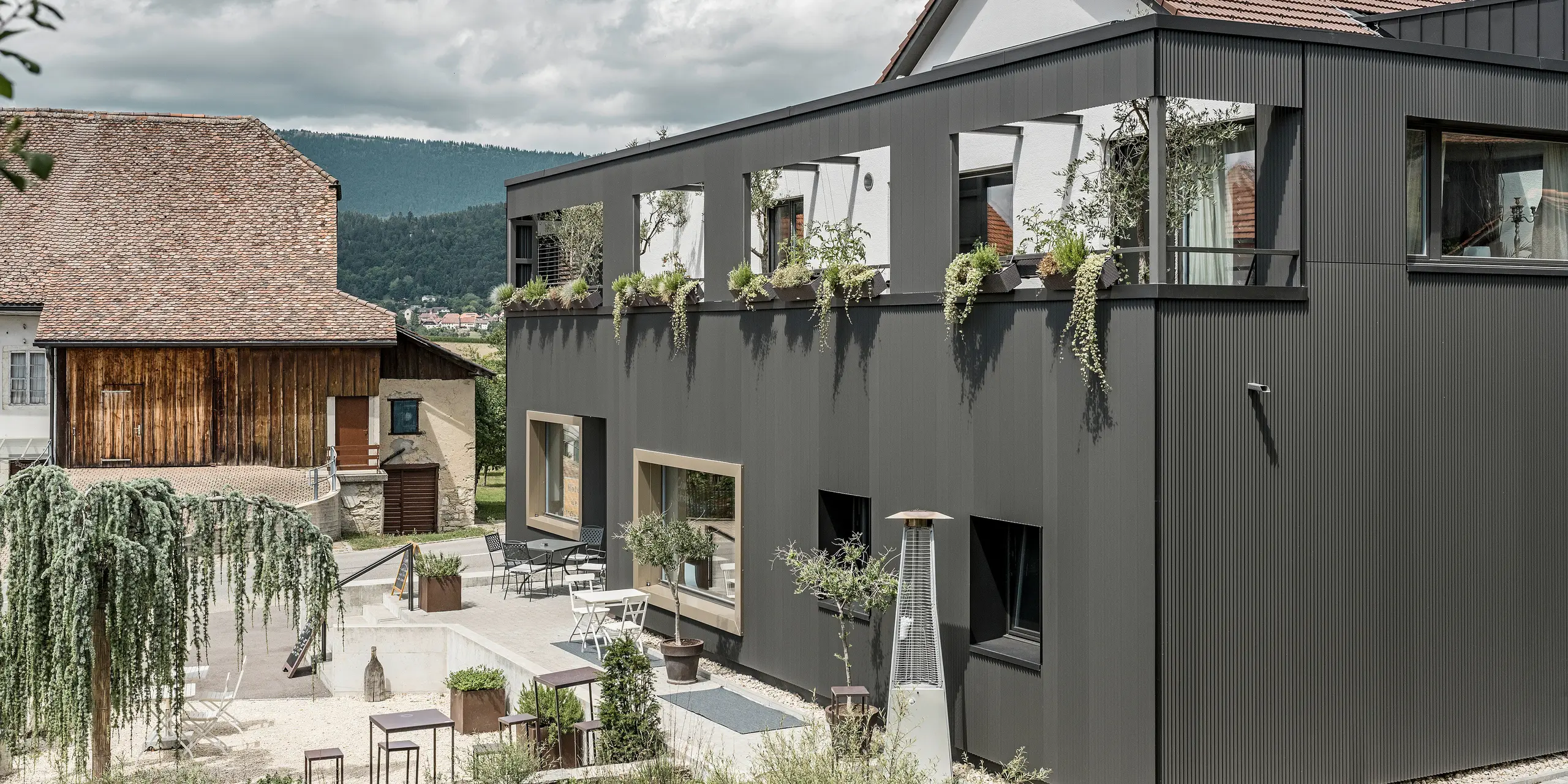 PREFA-kartelprofiel in de speciale kleur zwartgrijs op het Hôtel de l’Ours in Prêles, Zwitserland