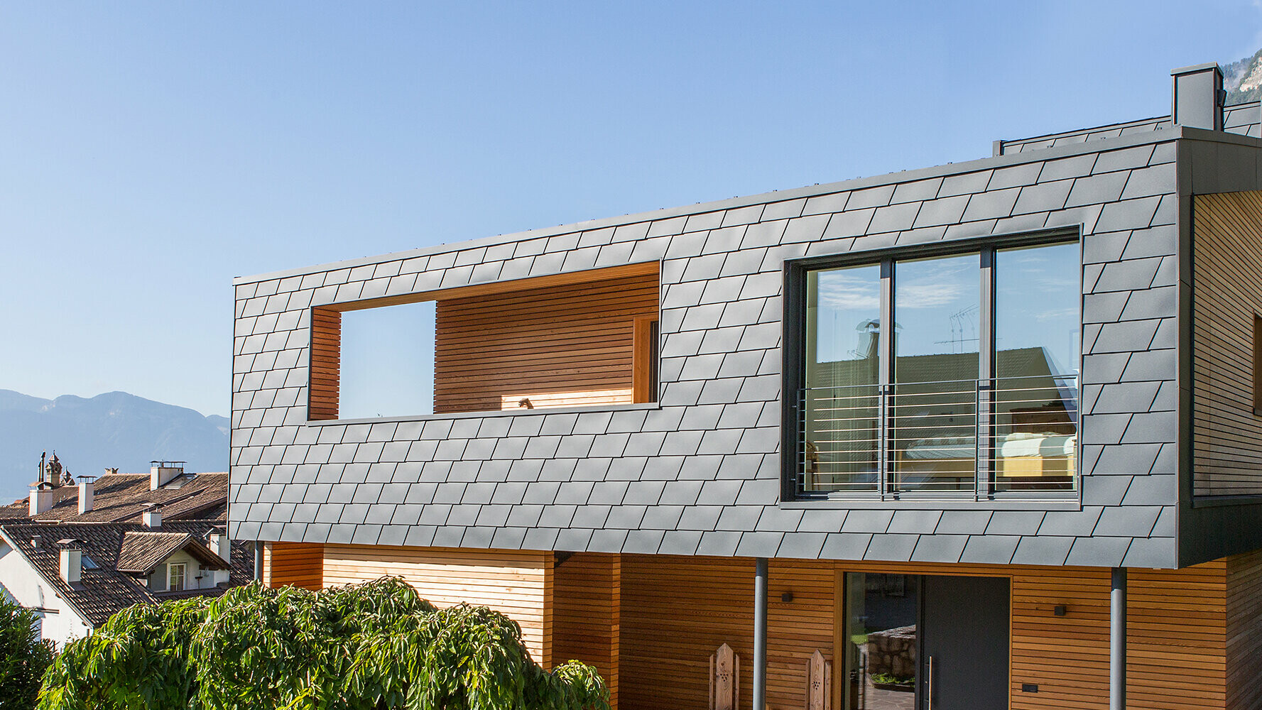Einfamilienhaus mit PREFA Wandschindels in der Farbe P.10 Anthrazit. Das robuste Fassadensystem aus Aluminium ist besonders langlebig und somit Ideal für die Wetterseite.