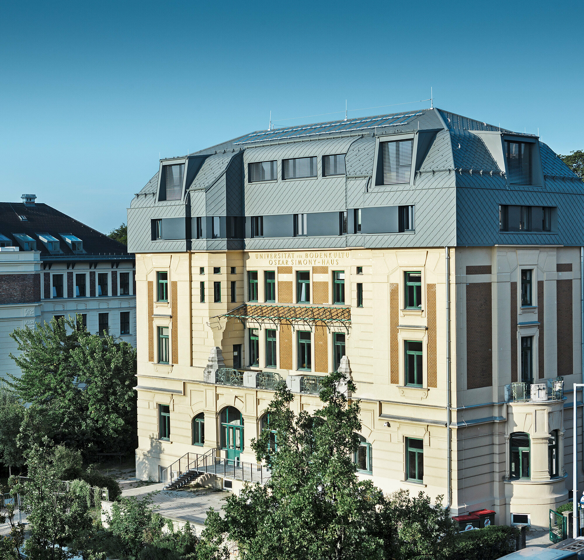 Historisches Simony-Haus in Wien nach der Sanierung mit PREFA Dach- und Wandrauten in P.10 Hellgrau