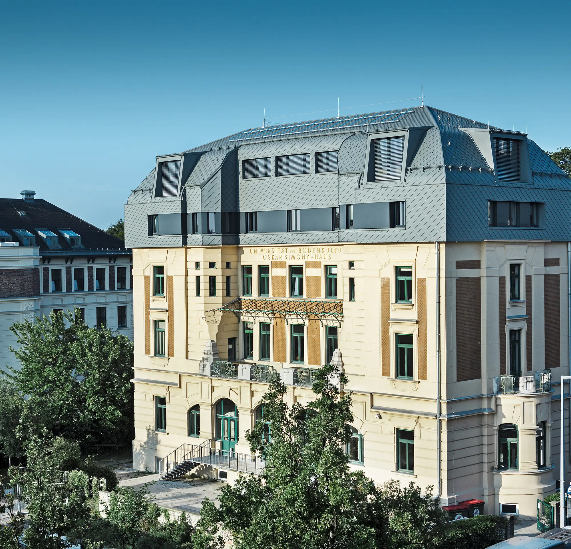 Historisches Simony-Haus in Wien nach der Sanierung mit PREFA Dach- und Wandrauten in P.10 Hellgrau