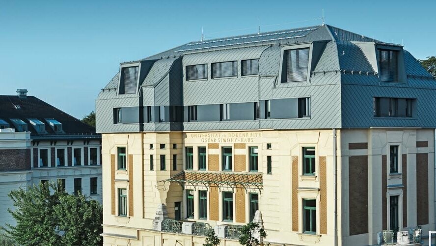 Maison historique de Simony, à Vienne (Autriche) après rénovation avec les losanges de façade et de toiture PREFA en P.10 gris souris