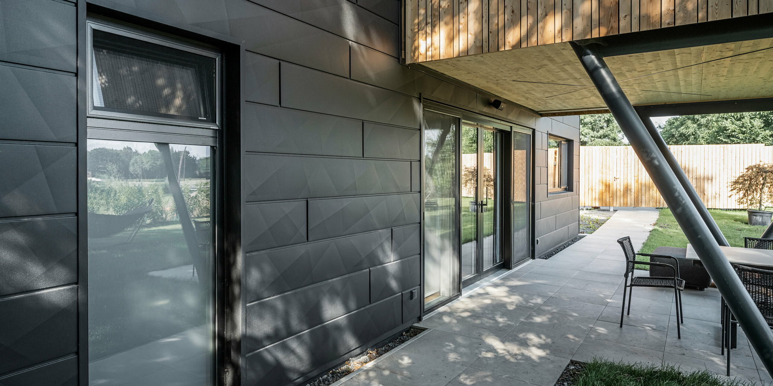 Nahaufnahme auf Fassade des Chalet 5 mit PREFA Siding.X in P.10 Anthrazit