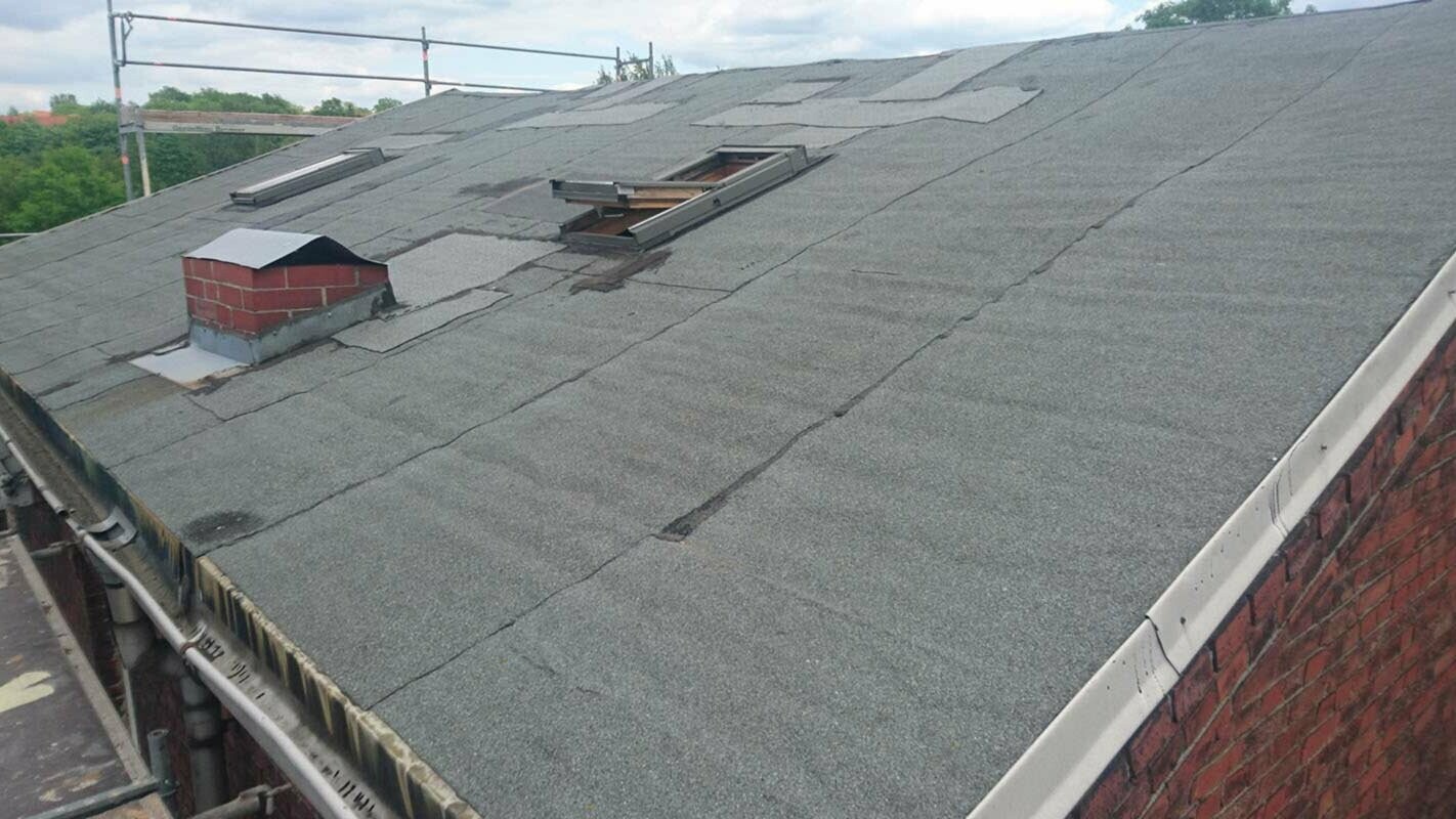 Dak voor de dakrenovatie met de PREFA dakplaat in P.10 steengrijs