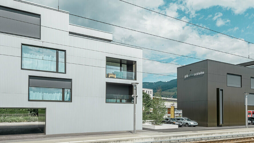 Wohn- und Bürogebäude mit PREFA Zackenprofilen an der Fassade