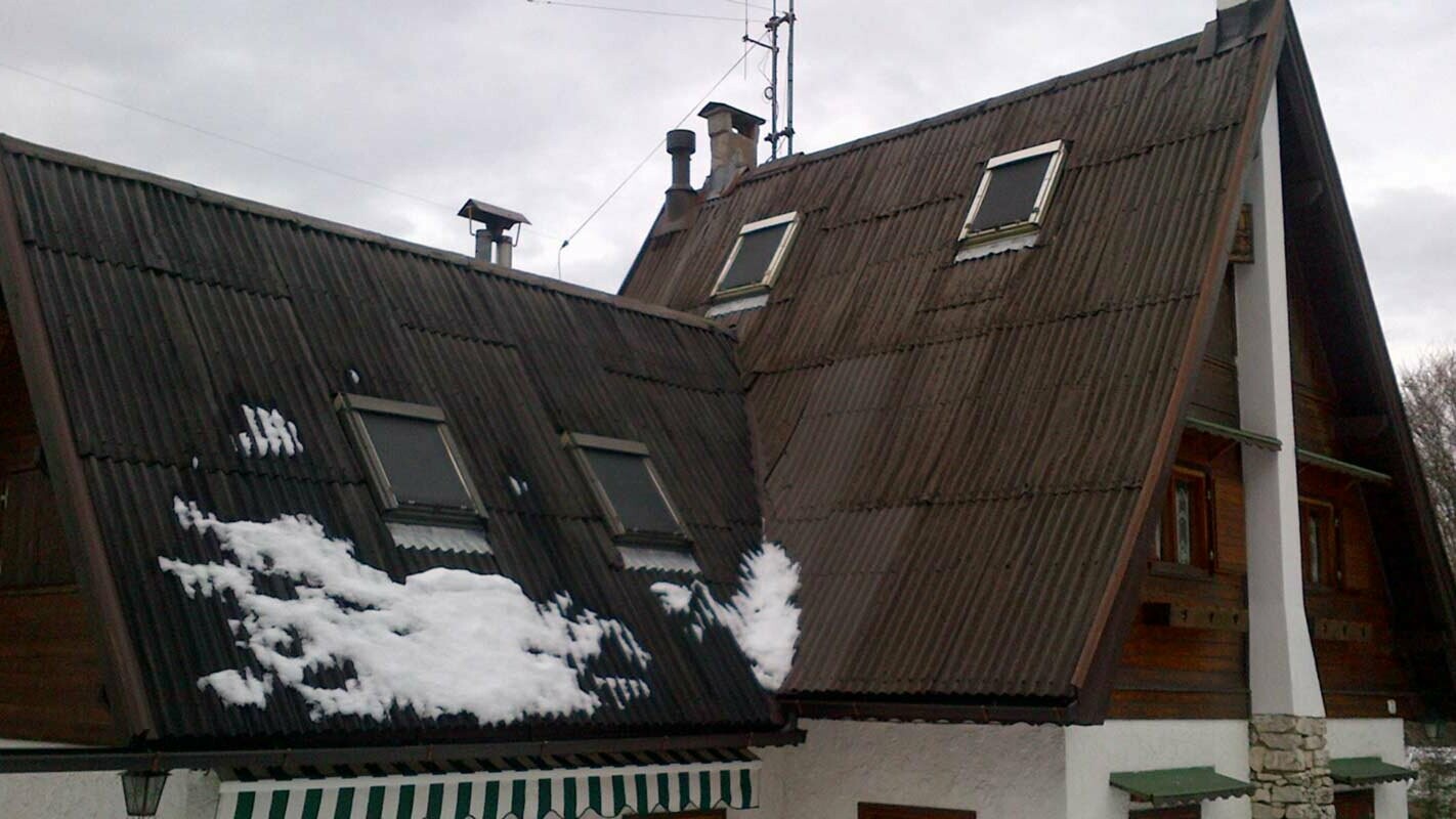 Steile Dachfläche vor der Dachsanierung mit der PREFA Dachraute inklusive Einfassung der Dachfenster