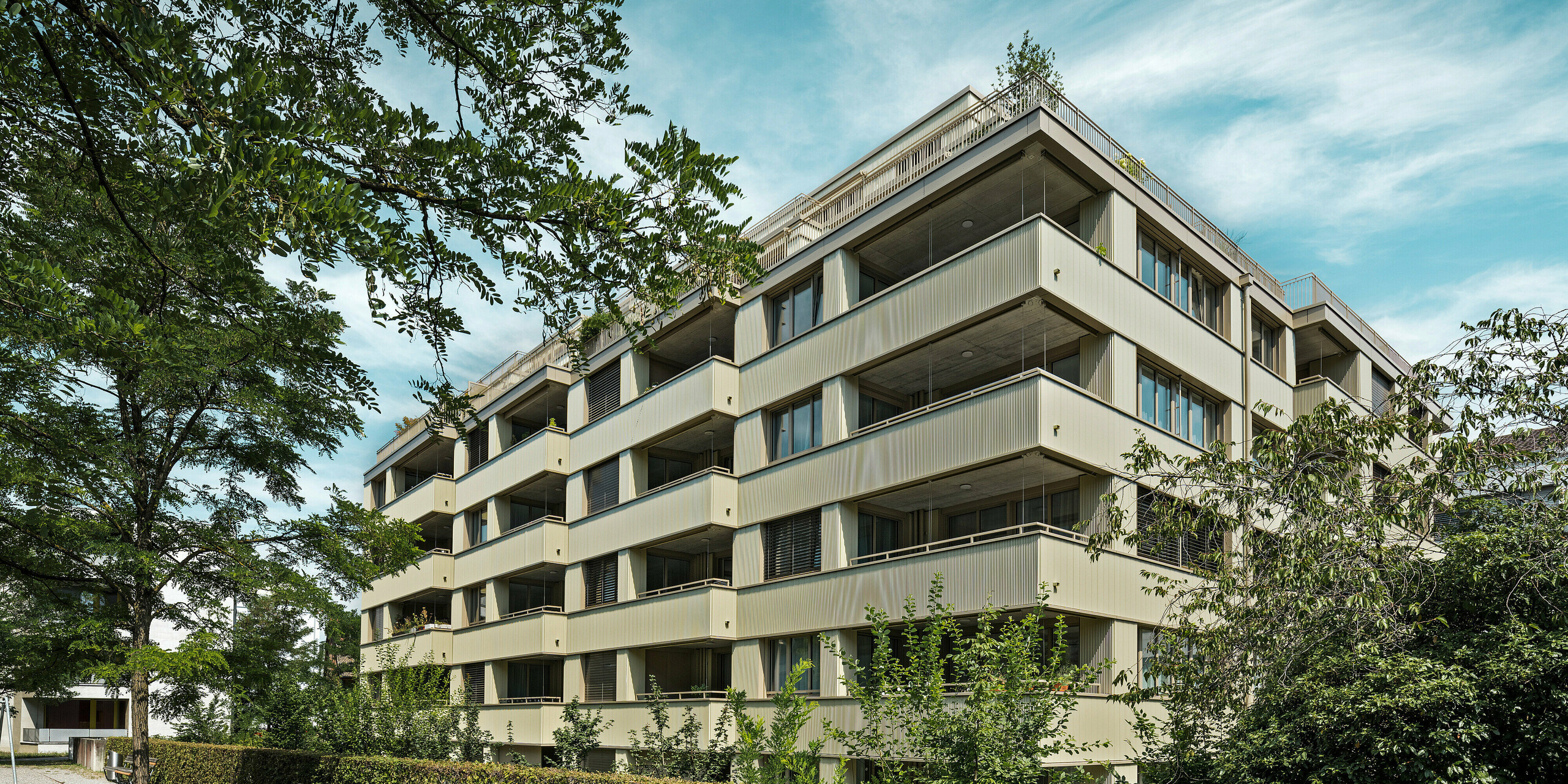 Le bâtiment résidentiel moderne "Stetterhaus" à Altstetten, Zurich, est entouré d'une façade unique - le profil dentelé PREFA dans la couleur métallique perle spéciale.