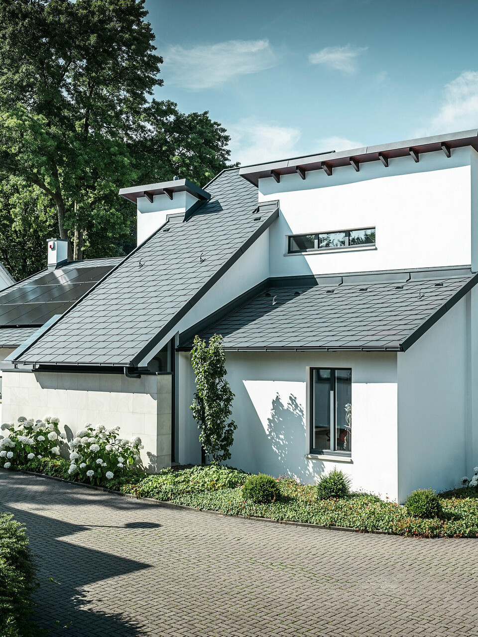 Ein PREFA Komplettsystem aus Aluminium verkleidet die außergewöhnliche Dachlandschaft eines Einfamilienhauses in Dortmund