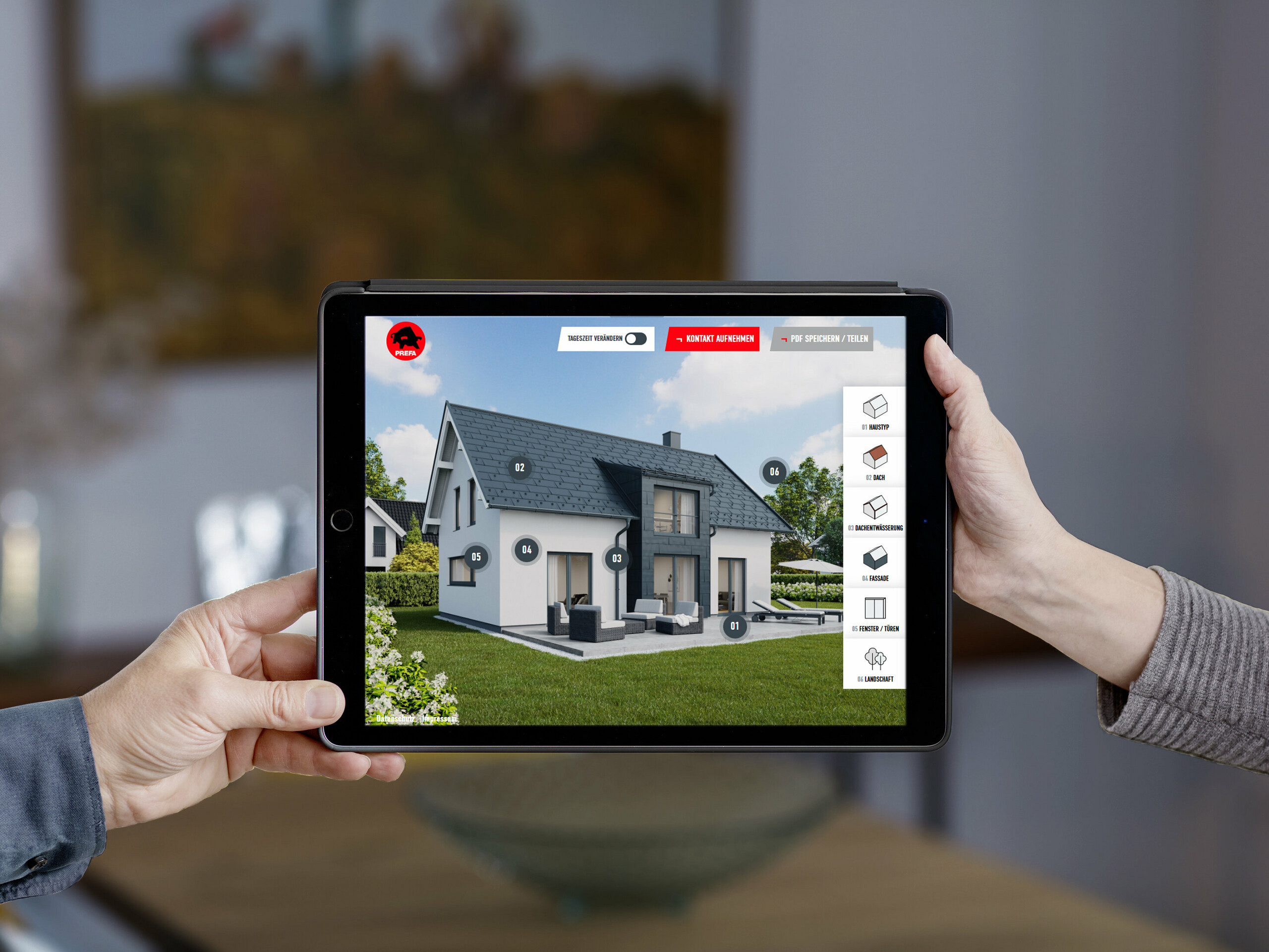 Deux mains tiennent une tablette. Sur la tablette, la page du configurateur de toiture et de façade PREFA est ouverte.