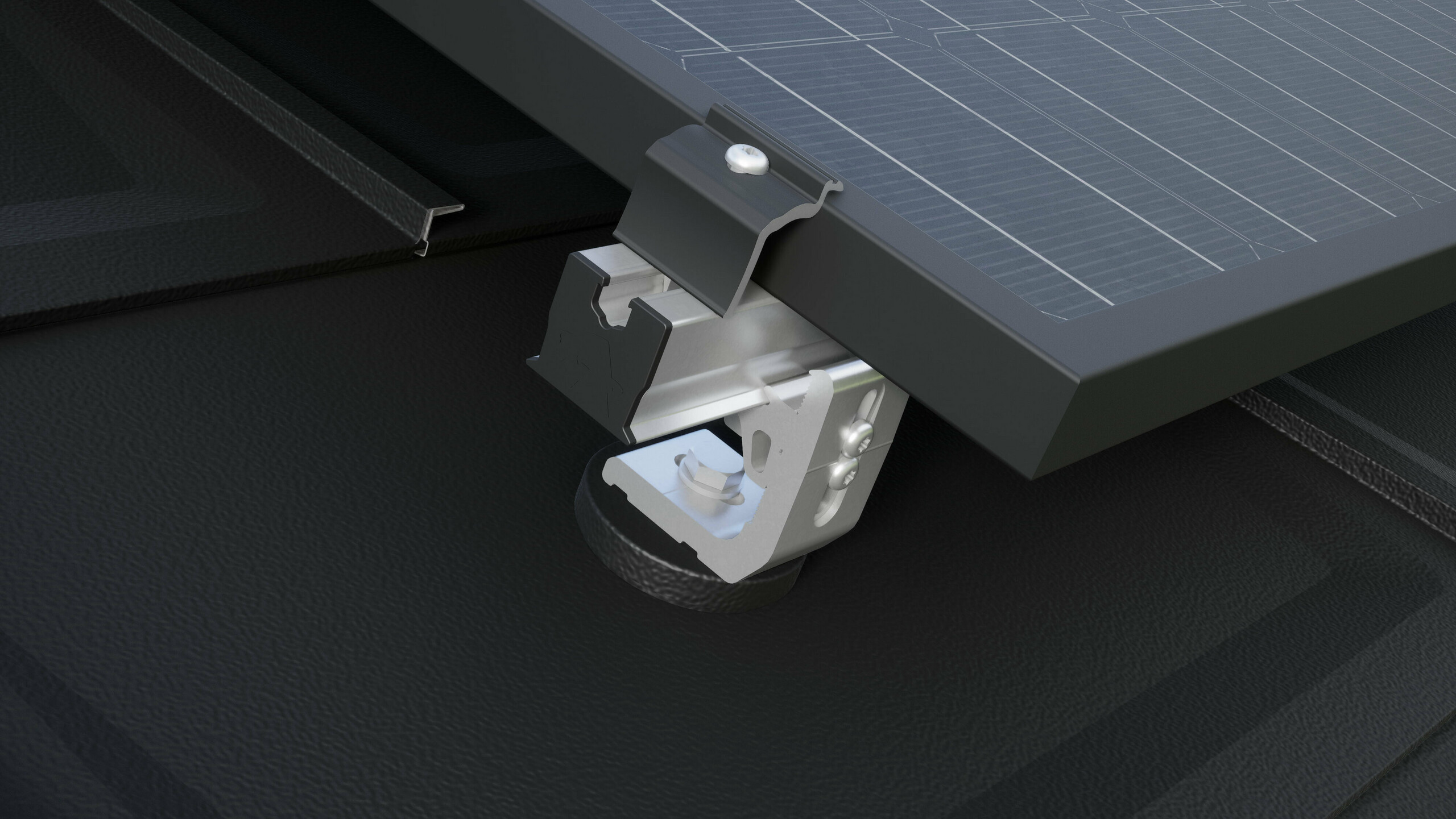 Close-up van de PREVARIO 3.S zonnepaneelhouder, gemonteerd op een donker PREFA-dak, waarop het railprofiel is bevestigd. Het solarmodule is met de PREVARIO-eindklem op het railprofiel bevestigd.