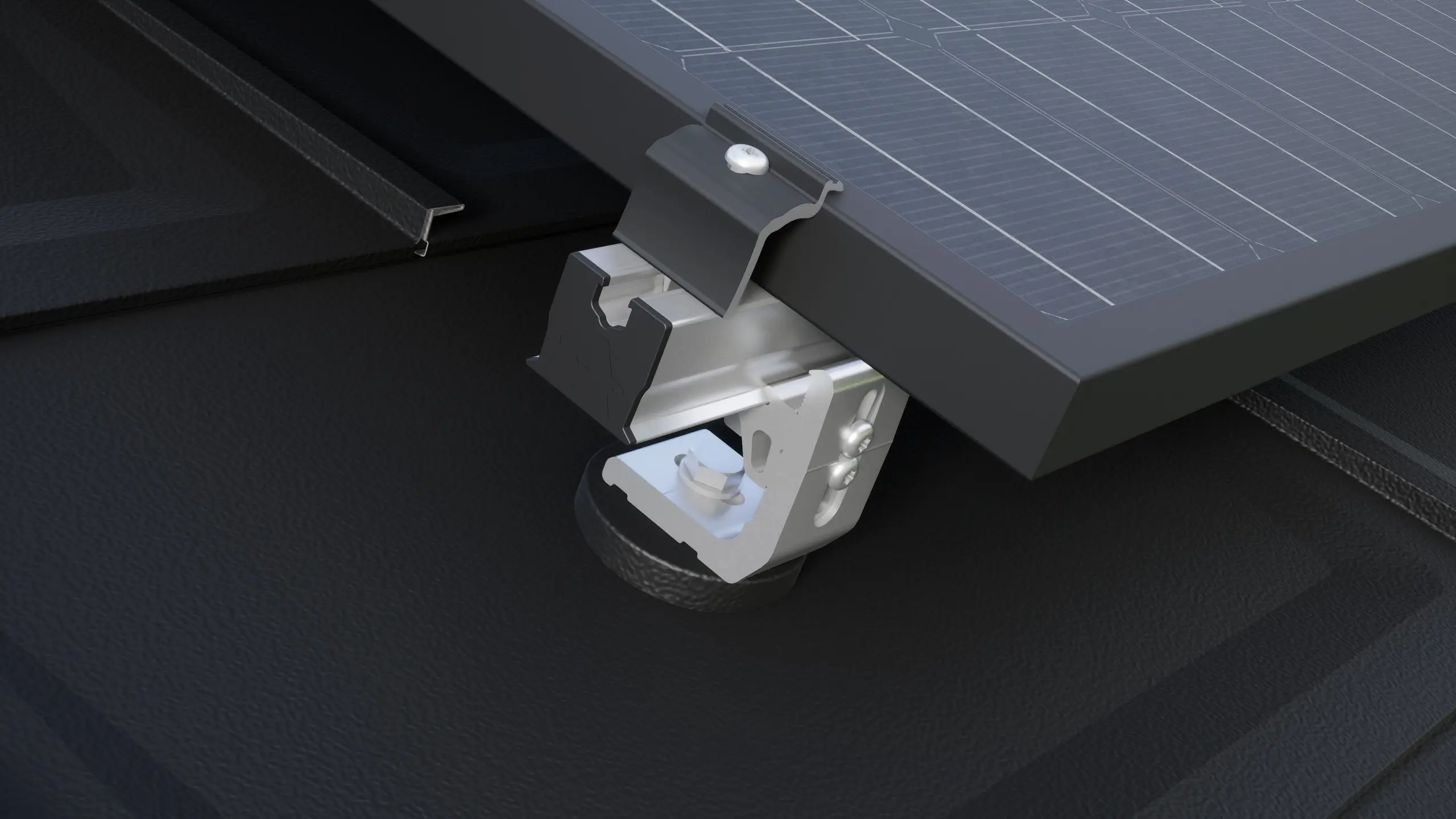 Close-up van de PREVARIO 3.S zonnepaneelhouder, gemonteerd op een donker PREFA-dak, waarop het railprofiel is bevestigd. Het solarmodule is met de PREVARIO-eindklem op het railprofiel bevestigd.