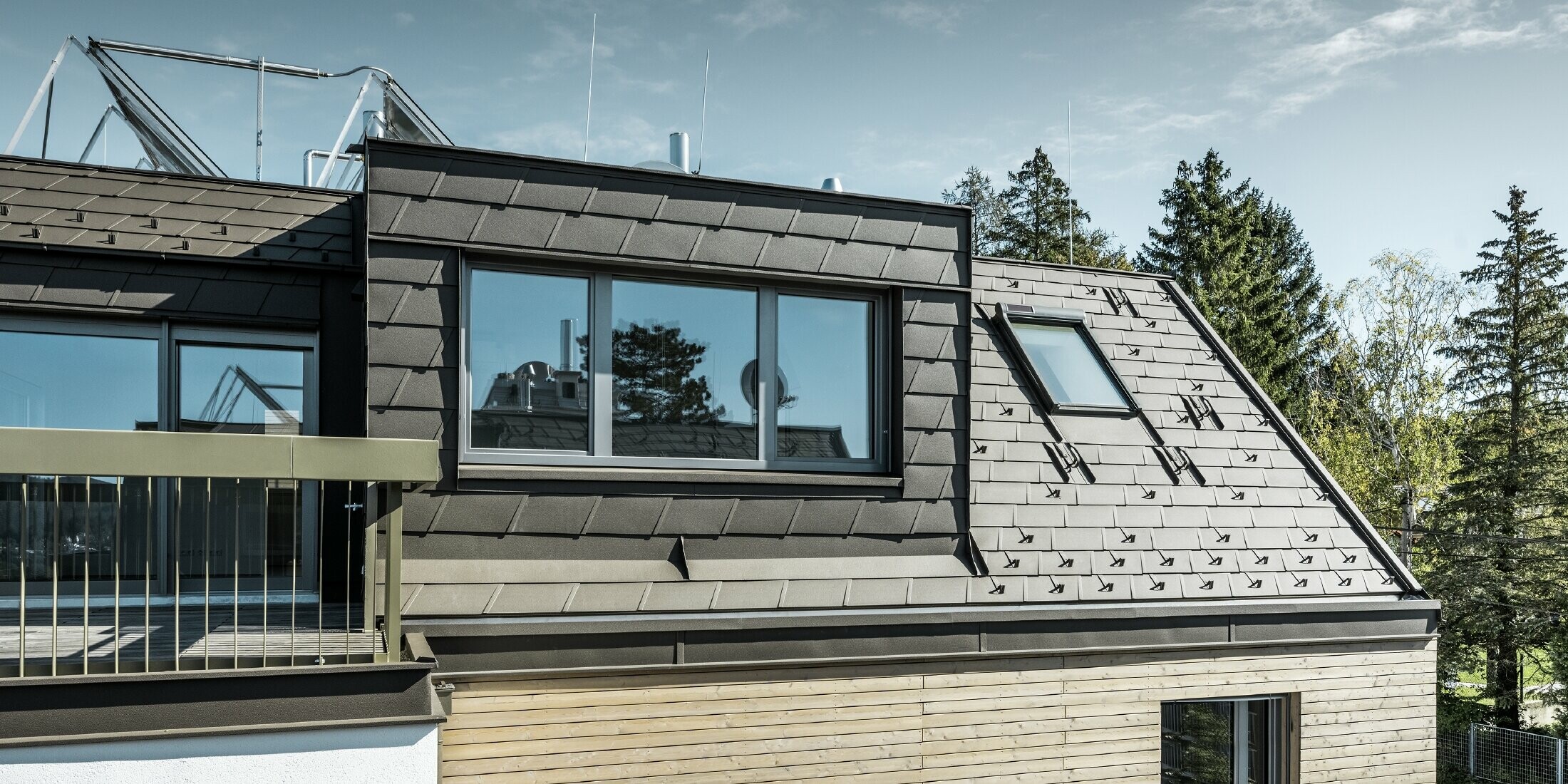 Verbouwing zolderverdieping, dak- en gevelbekleding met PREFA dakschindel DS.19 in P.10 bruin