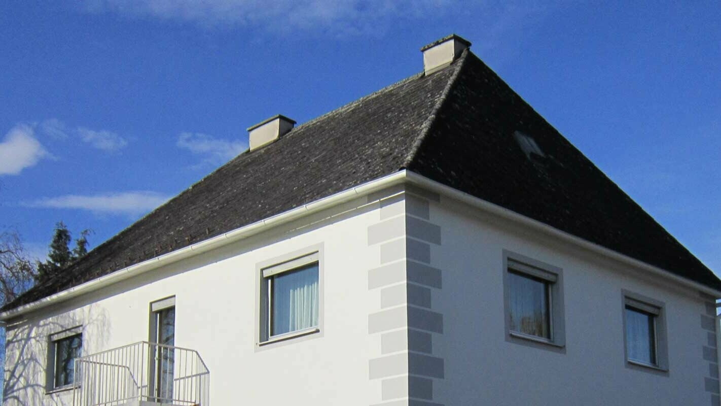 Huis met schilddak voor de dakrenovatie met Prefalz en de PREFA dakplaat in Oostenrijk
