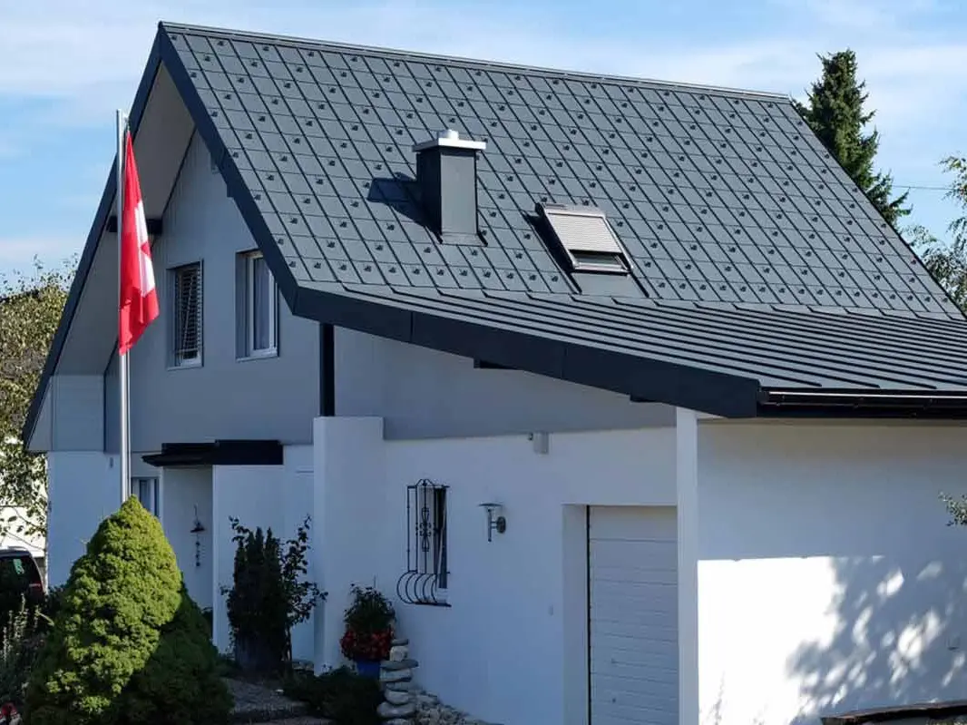 Huis met garage na de dakrenovatie met de PREFA dakplaat in antraciet