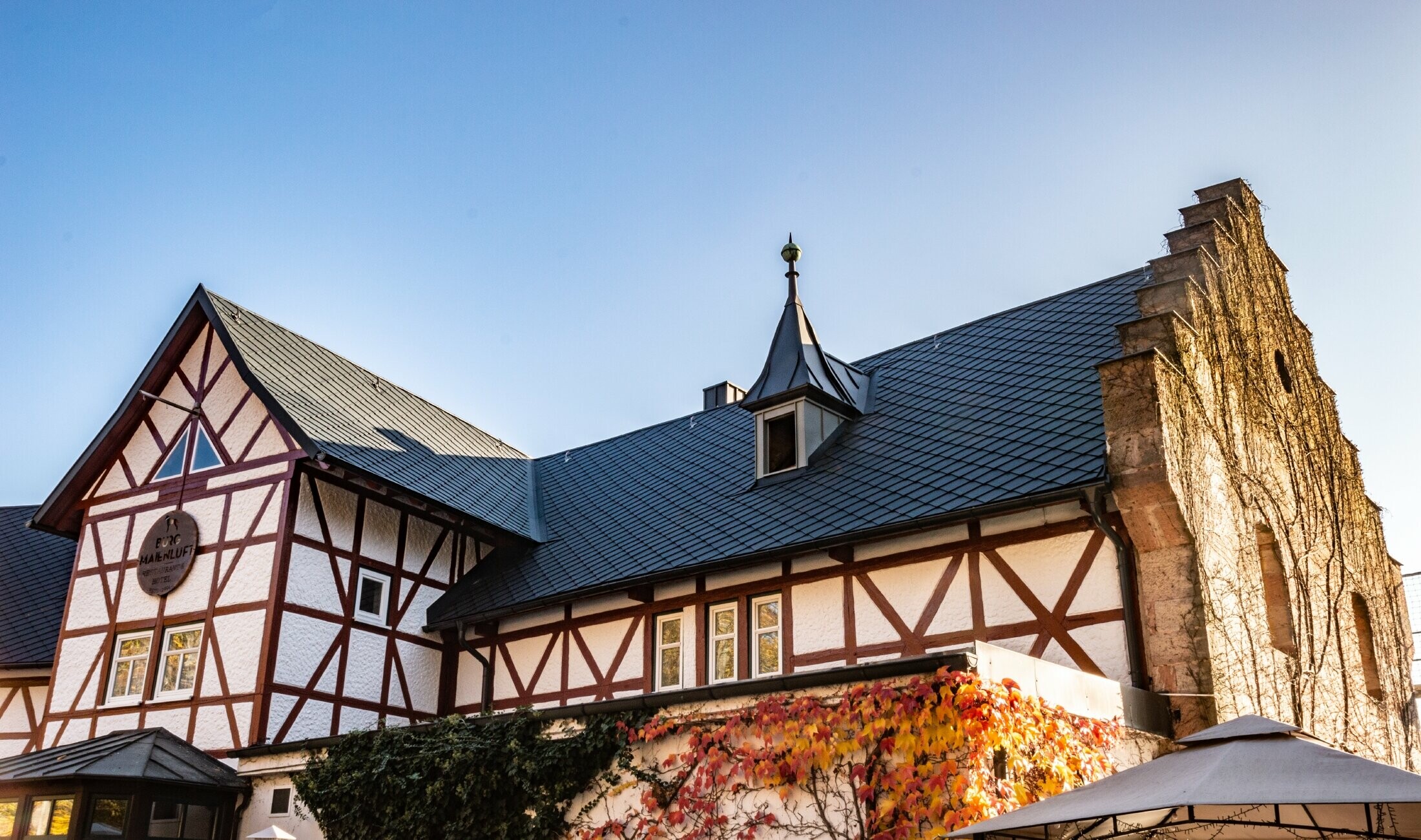 Het hotel Burg Maienluft is opnieuw gedekt met de PREFA daklosange 29x29 in antraciet, de gevel is een vakwerkgevel.