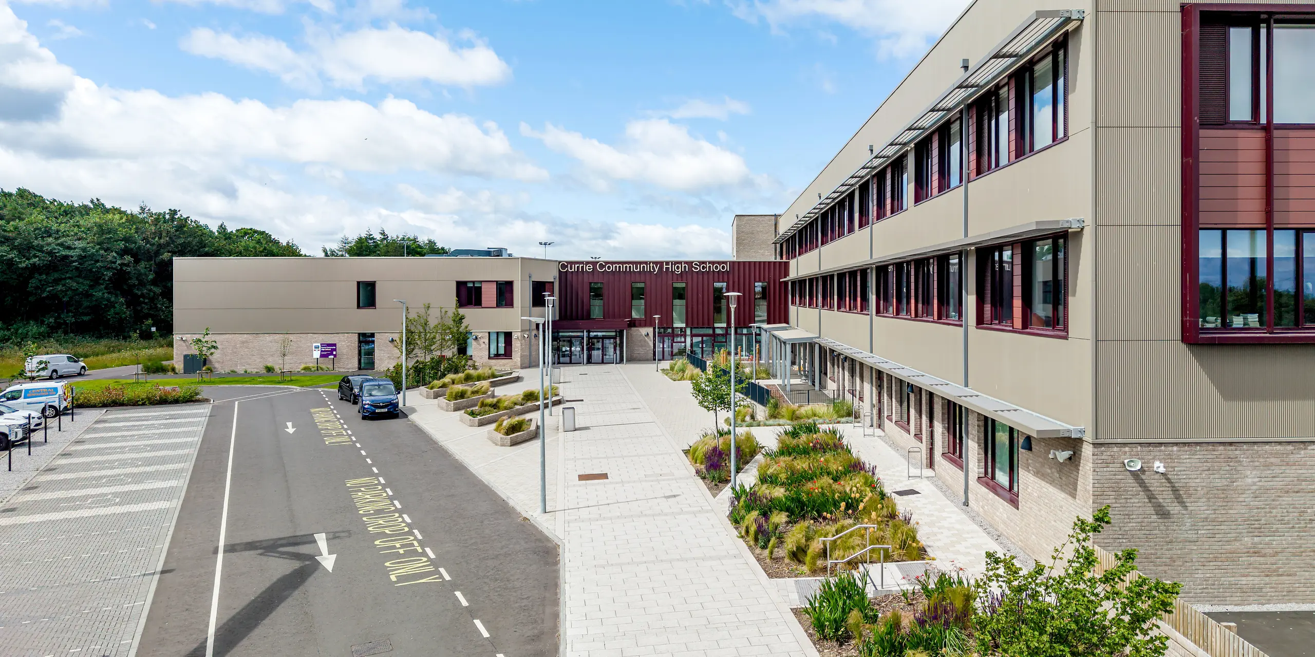 Die Currie Community High School in Edinburgh präsentiert sich mit einer markanten PREFA Aluminiumfassade aus Strangpressprofil Zacke in P.10 Prefabronze. Die vertikale Struktur verleiht den weitläufigen Gebäudeflächen Dynamik und Tiefe, während der warme Bronzeton moderne Architektur elegant unterstreicht. Die langlebige, korrosionsbeständige und wartungsarme PREFA Fassade verbindet ausdrucksstarkes Design mit dauerhafter Funktionalität.
