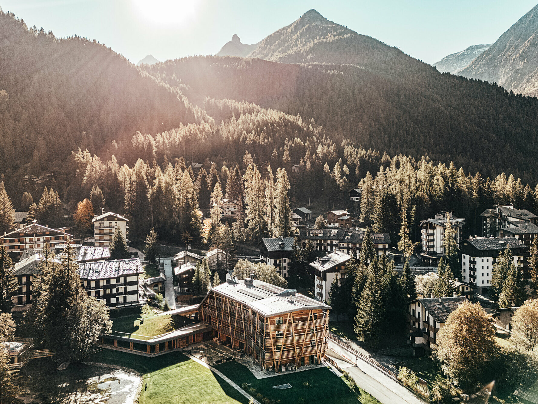 Photo éloignée de l’hôtel depuis les hauteurs. On peut également voir les bâtiments datant des années 70 qui l’entourent.