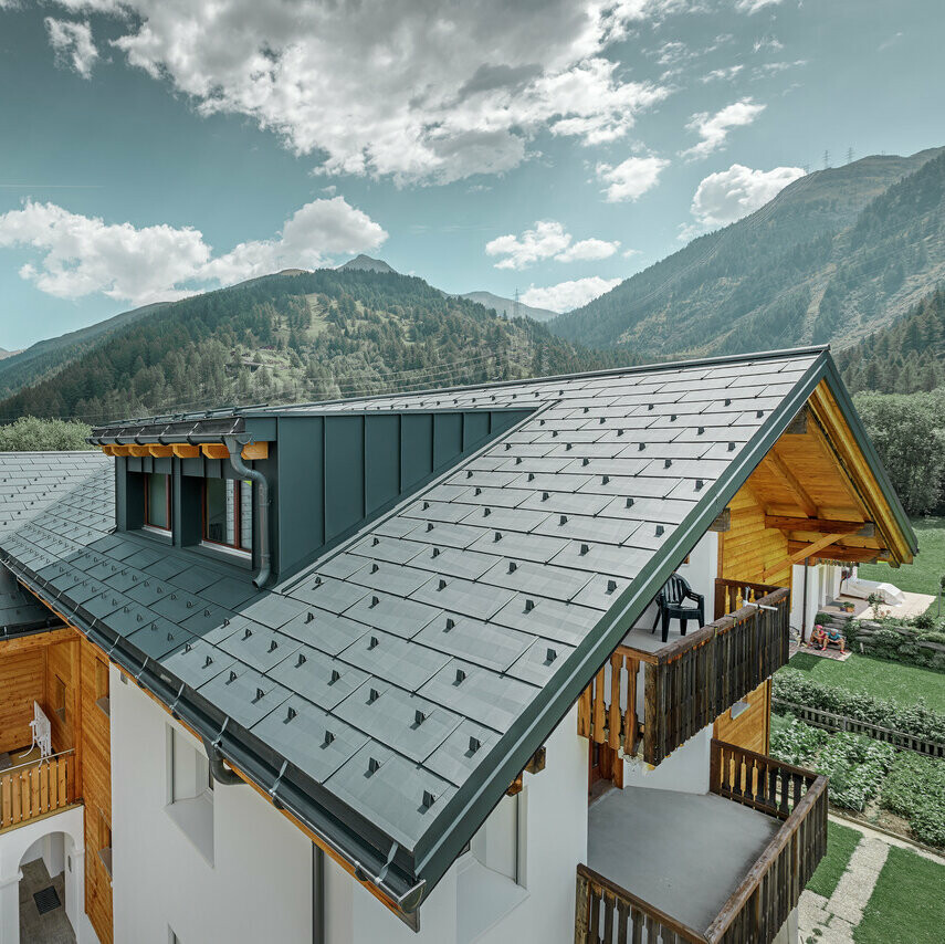 Maison individuelle à la campagne avec couverture de toit PREFA couleur anthracite