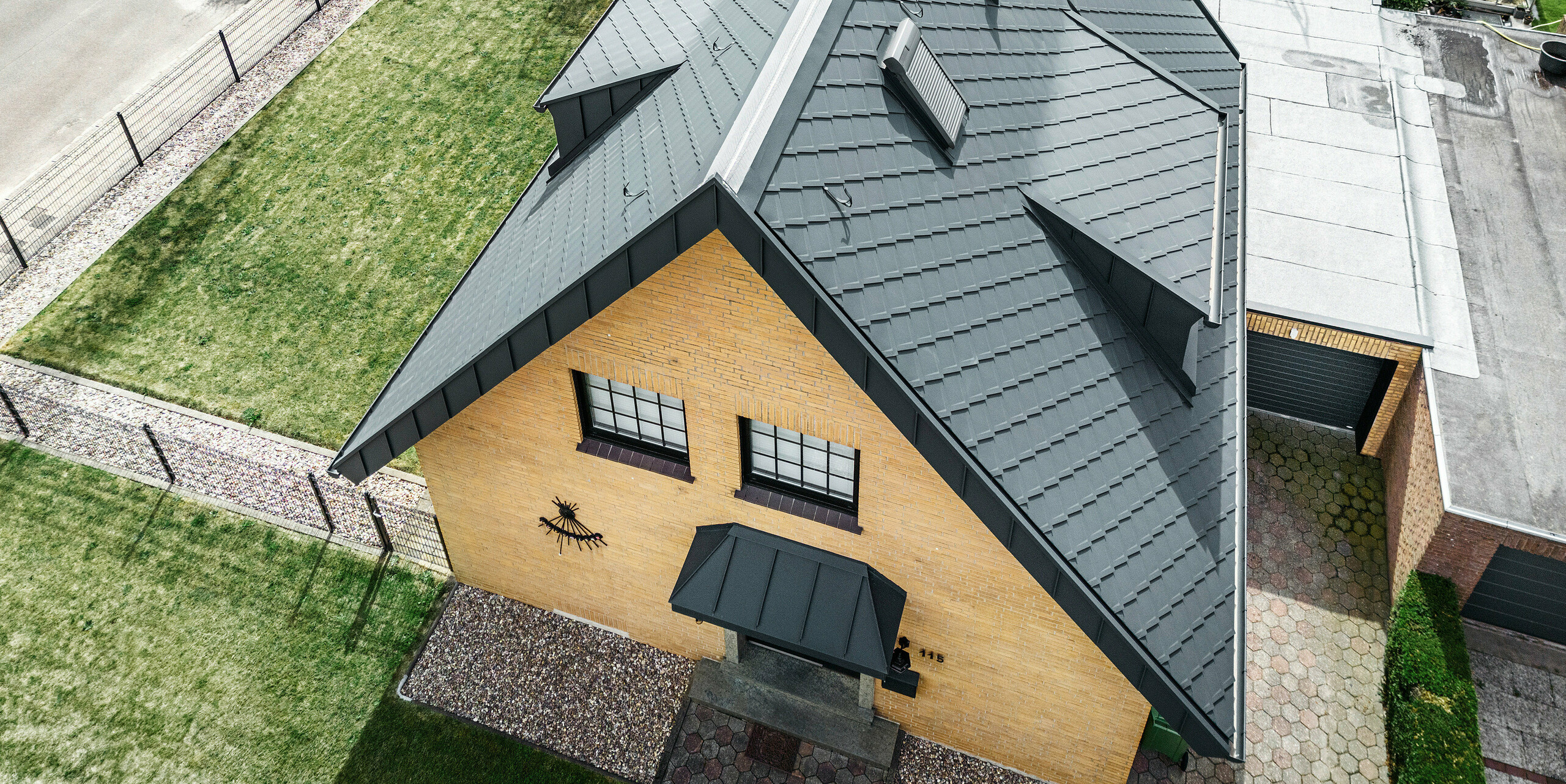 PREFA Dachraute 29 × 29, PREFALZ, jHängerinne sowie Ablaufrohr in der Farbe P.10 Anthrazit zieren ein Einfamilienhaus in Tönisvorst.