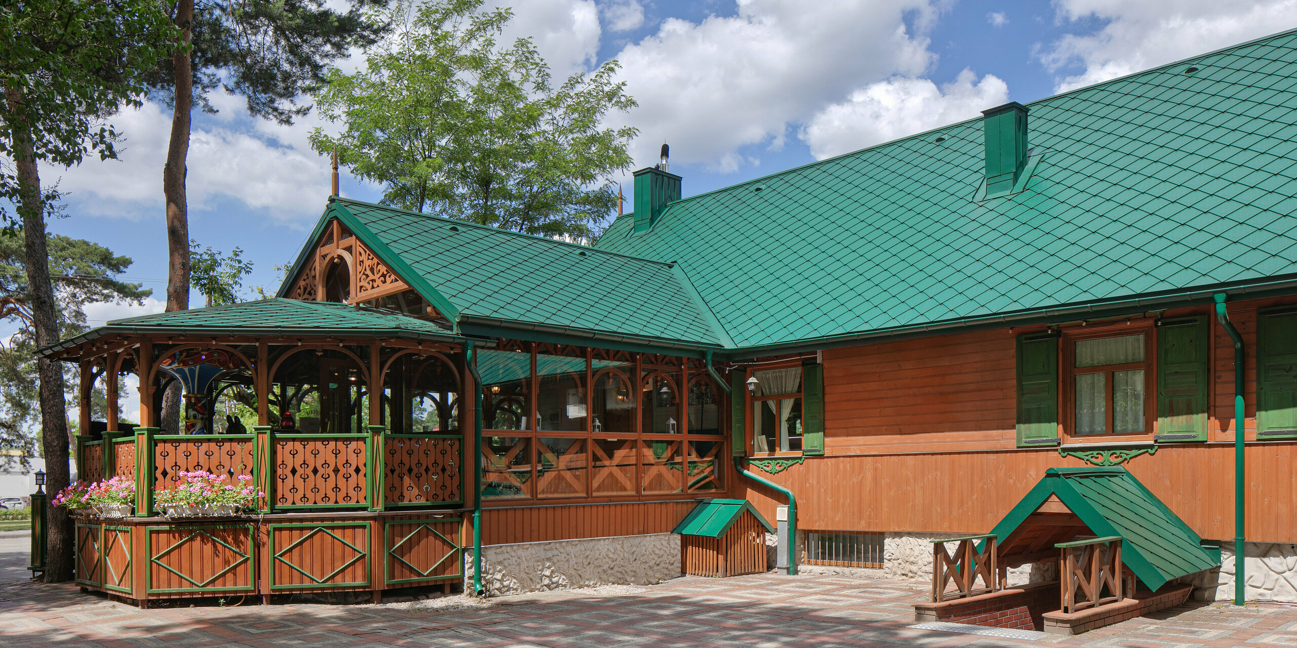 Cukiernia Sosenka avec un toit PREFA en losange 44×44 ainsi que tuyau de descente et gouttière suspendue en vert mousse