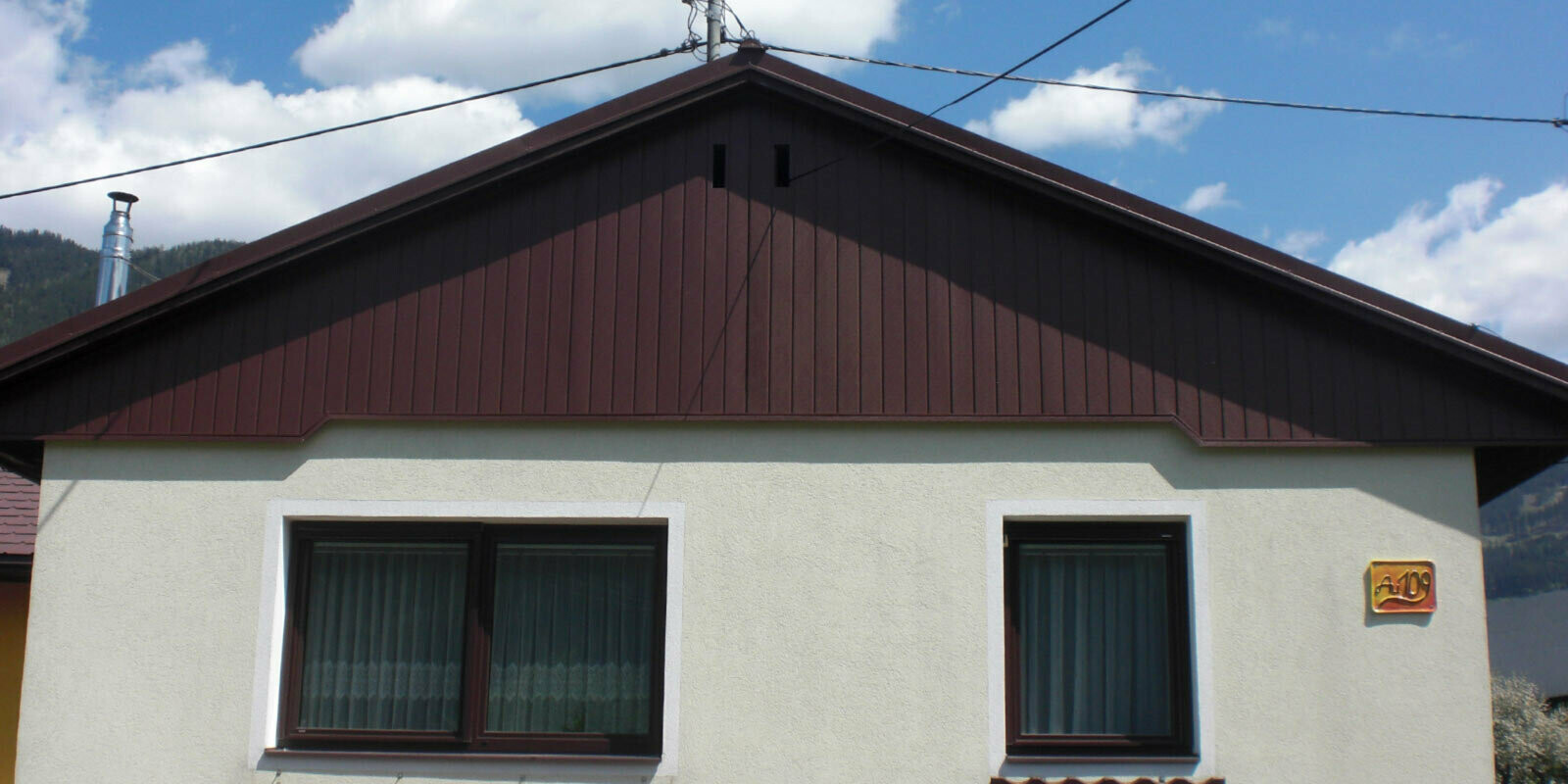 Rénovation de façade du pignon à l’aide de Sidings PREFA couleur brun, façade vert clair