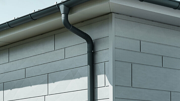 Gouttière PREFA avec tuyau de descente anthracite et façade en Siding.X PREFA