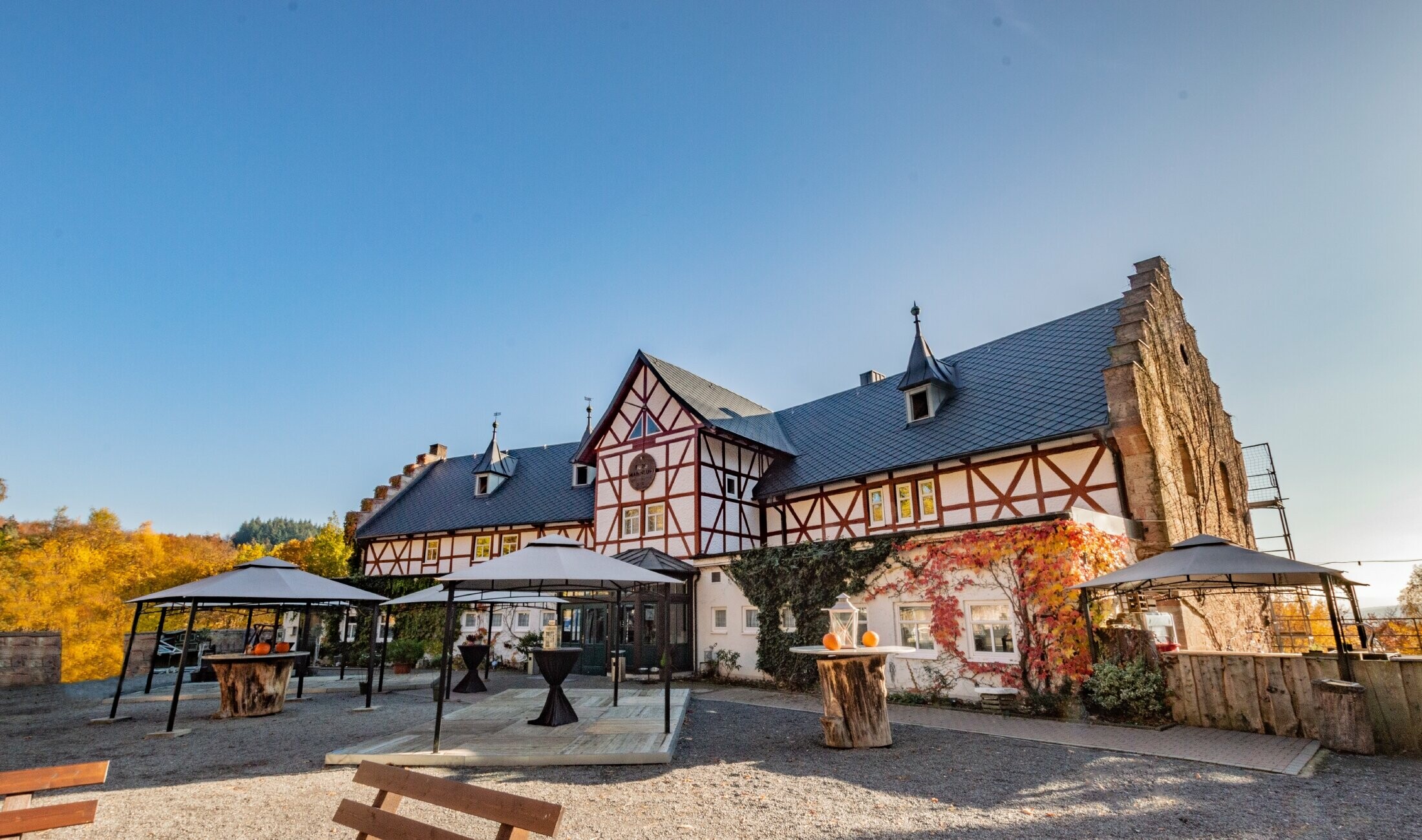 Compleet aanzicht van het hotel Burg Maienluft in Wasungen. Het dak is nieuw gedekt met de PREFA daklosange 29×29 in antraciet.