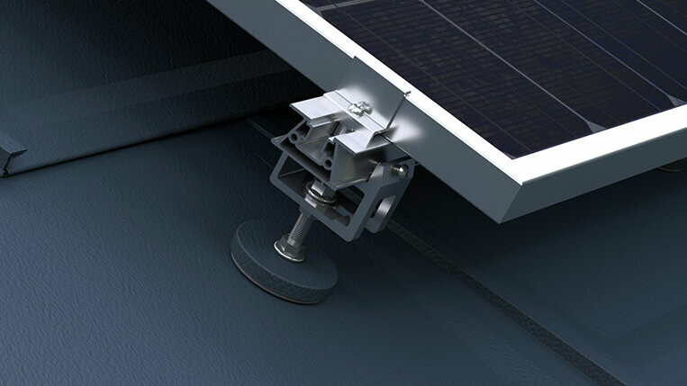 Zu sehen ist das PREFA Solarmontagesystem zur Befestigung von Photovoltaik-Anlagen auf PREFA Dächern.