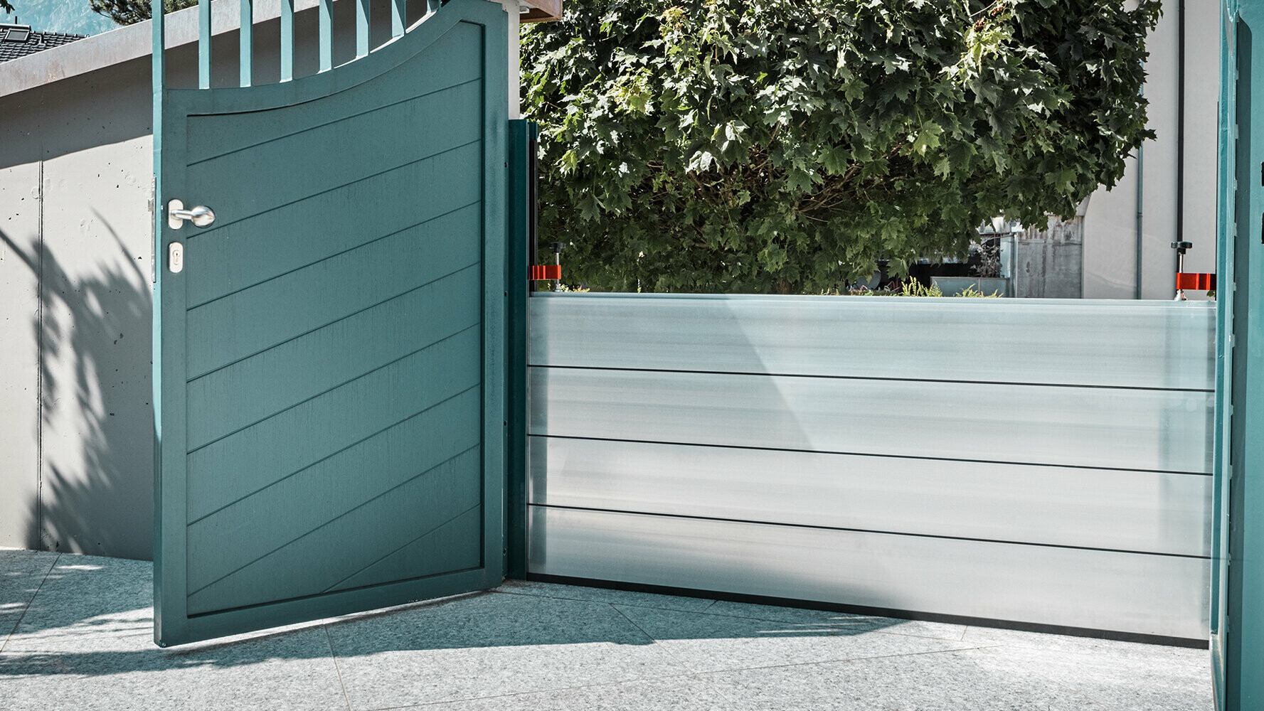 Op maat gemaakte hoogwaterbescherming van PREFA als bescherming voor een gebouw