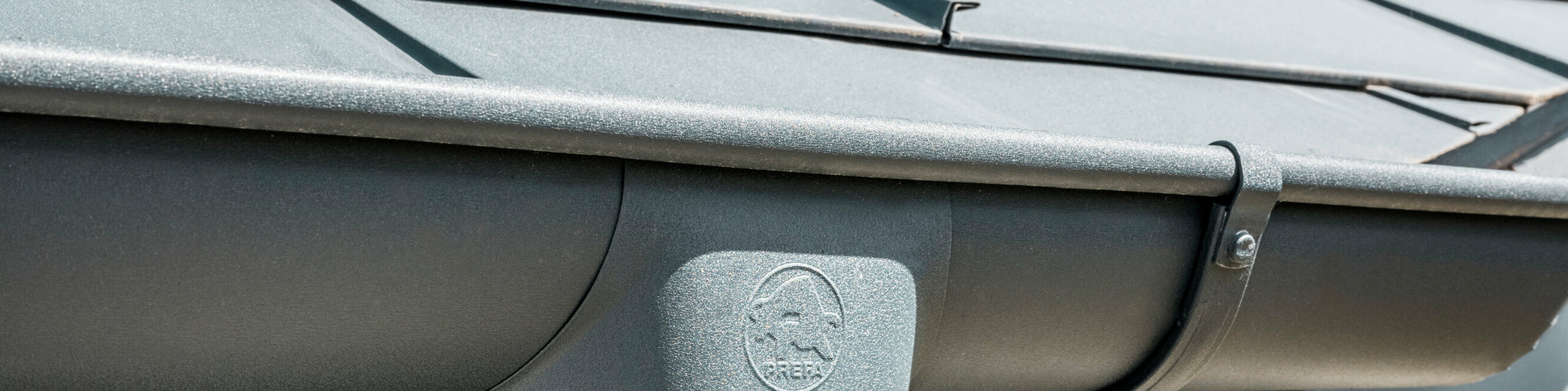 Eengezinswoning in Newel-Besslich met PREFA Dakpan R.16 en PREFA dakafvoersysteem in antraciet