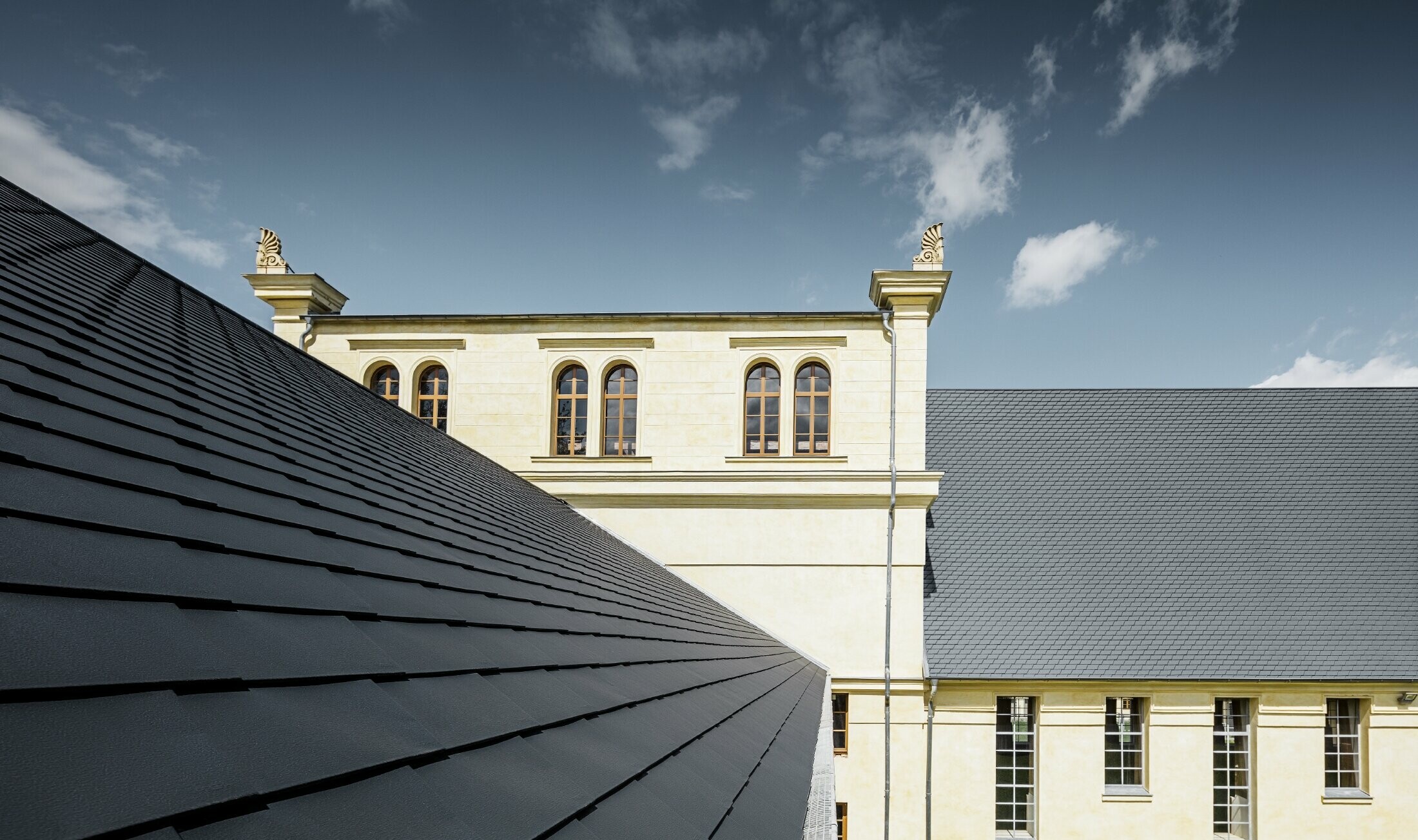 Detailaufnahme des neuen Daches des Marstalls in Basedow; Das Dach wurde saniert mit der PREFA Dachschindel in Anthrazit.