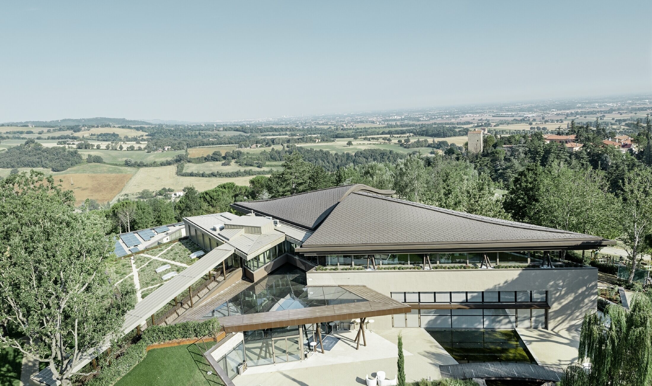 Palazzo des Golfresorts Varignana mit einem weitläufigen PREFA Aluminiumdach in braun