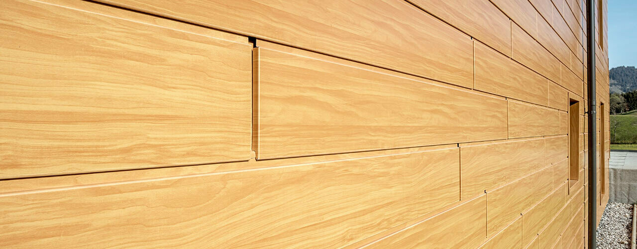 Façade imitation bois en aluminium - Sidings PREFA couleur chêne naturel, posés horizontalement avec joints creux et joints.