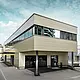 Nouveau corps de bâtiment moderne hébergeant l’atelier et les bureaux de la société Guggisbau Dachtechnik — Panneaux composites en aluminium PREFA de couleur bronze