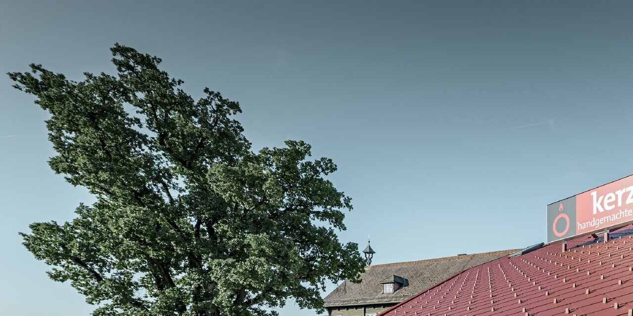 Le Kerzenwelt de Schlägl a été entièrement habillé de losanges PREFA. La couverture de toit et l’habillage de façade ont été réalisés avec le losange 44 × 44 couleur rouge oxyde.