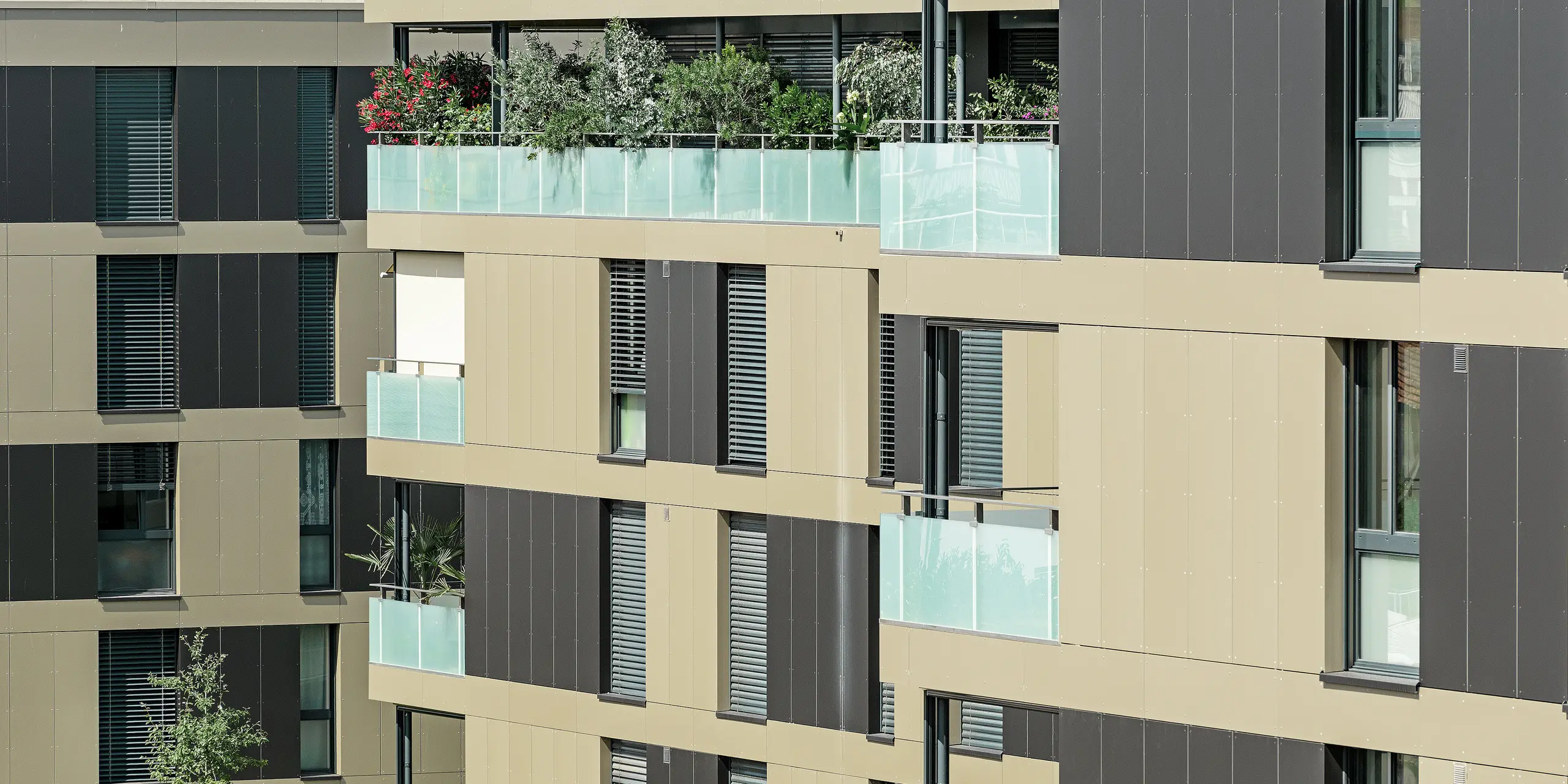 Kubusvormig woongebouw met aluminiumgevel in brons en zwartgrijze elementen