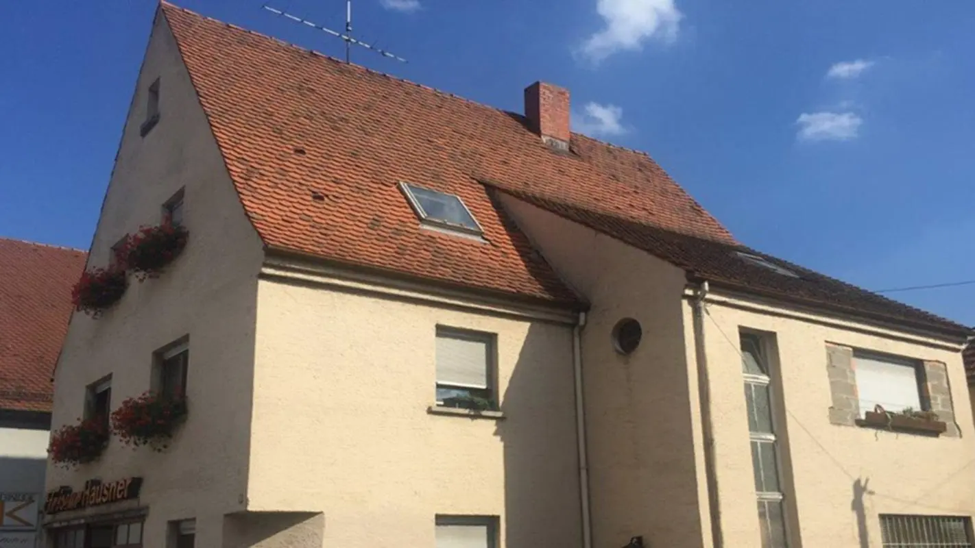 Haus vor der Dachsanierung mit der PREFA Dachplatte