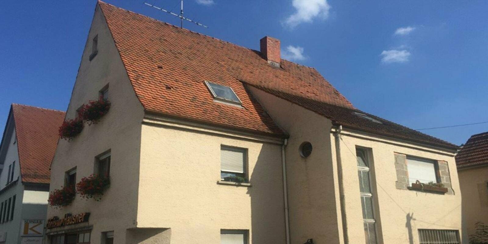 Maison avant la rénovation de toiture à l’aide de tuiles PREFA