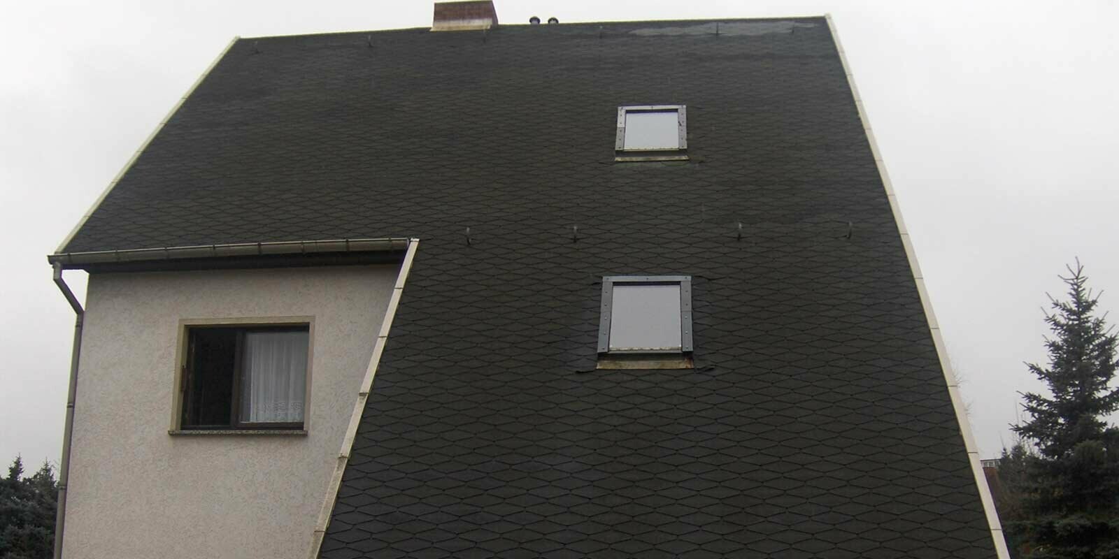 Longue surface de toit avant la rénovation de toiture d’une maison individuelle à l’aide de losanges de toiture PREFA