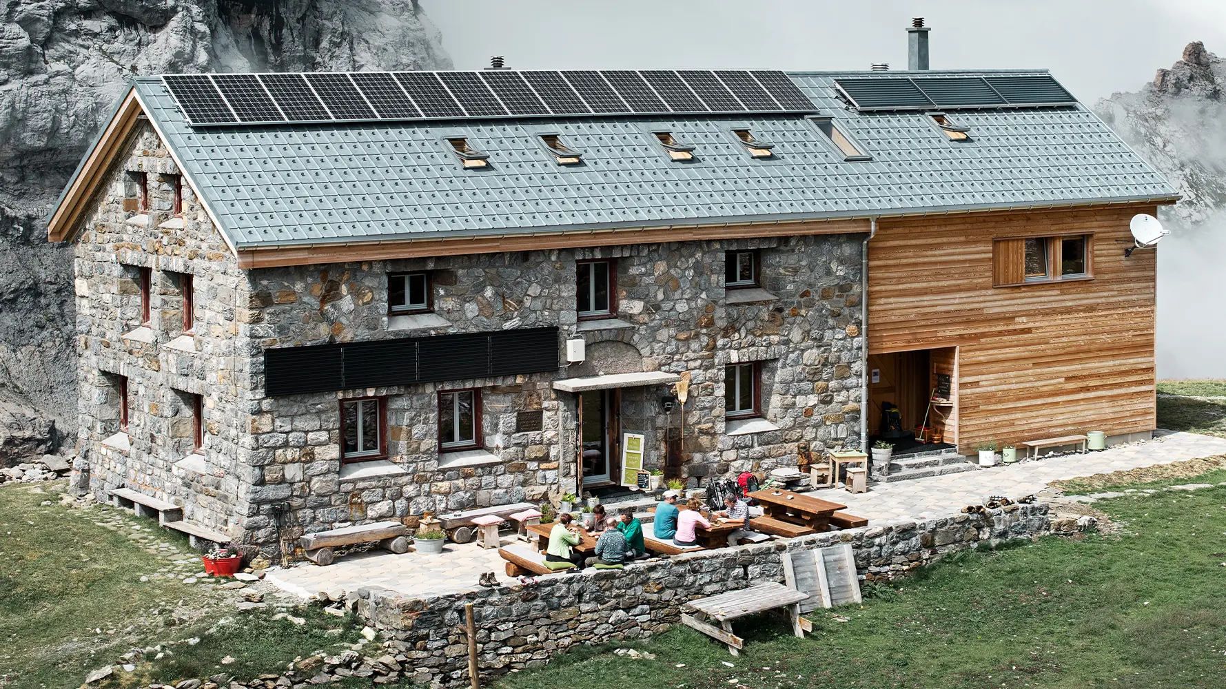 De Zwitserse Claridenhütte ligt op meer dan 2000 meter hoogte en werd bedekt met PREFA-dakpan in P.10 steengrijs.