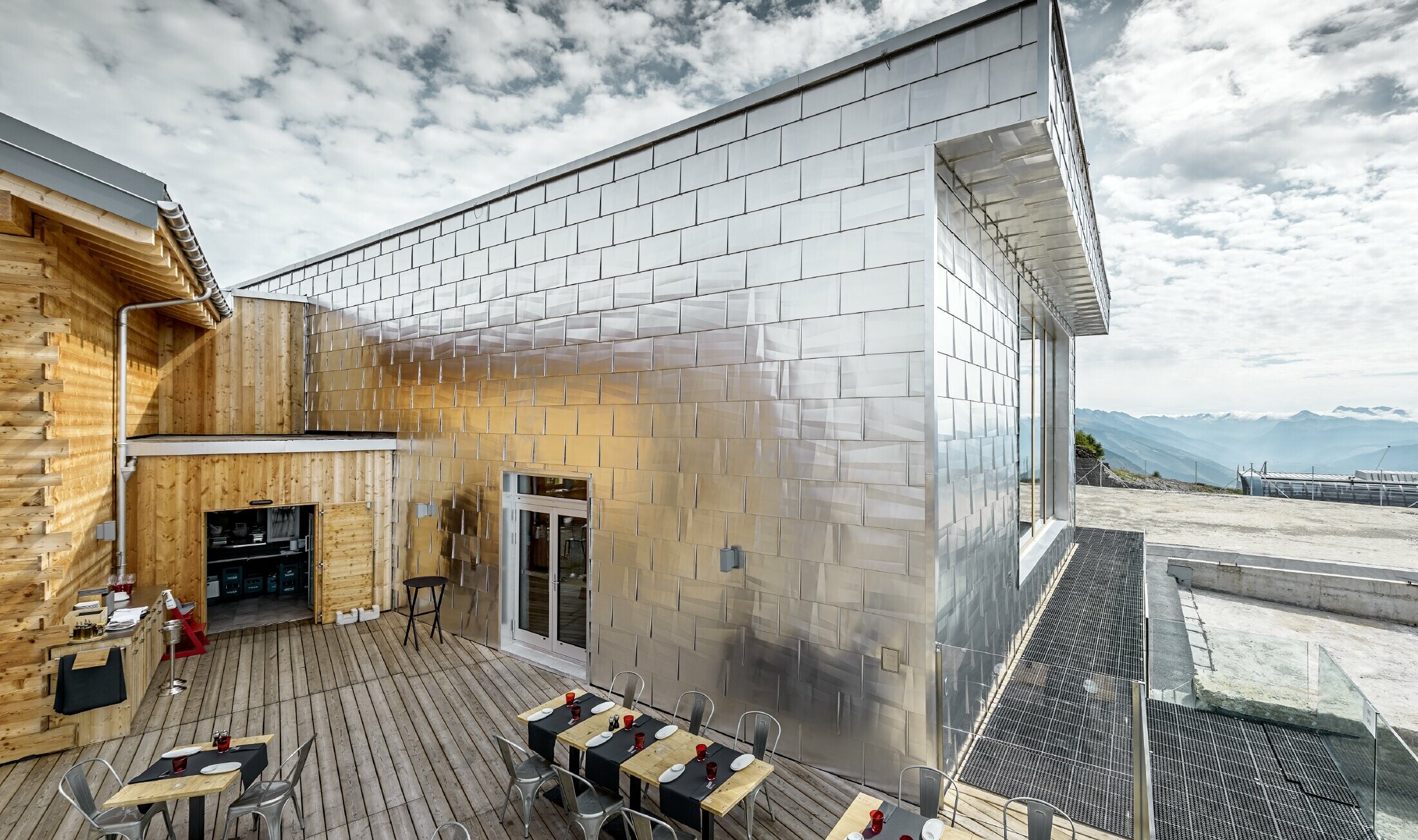 Schillernde Alu-Fassade in Aluminium Naturblank des Cry D'Er Club d'Altitude in der Schweiz; Die Fassade reflektiert das wunderbare 360° Panorama.