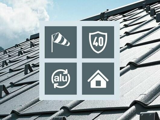 Vier Icons zu den Vorteilen von Aluminium als Werkstoff - sturmsicher, Garantie, recycelbar, Komplettsystem, vor einem Dach eingedeckt mit der PREFA Dachplatte aus Aluminium
