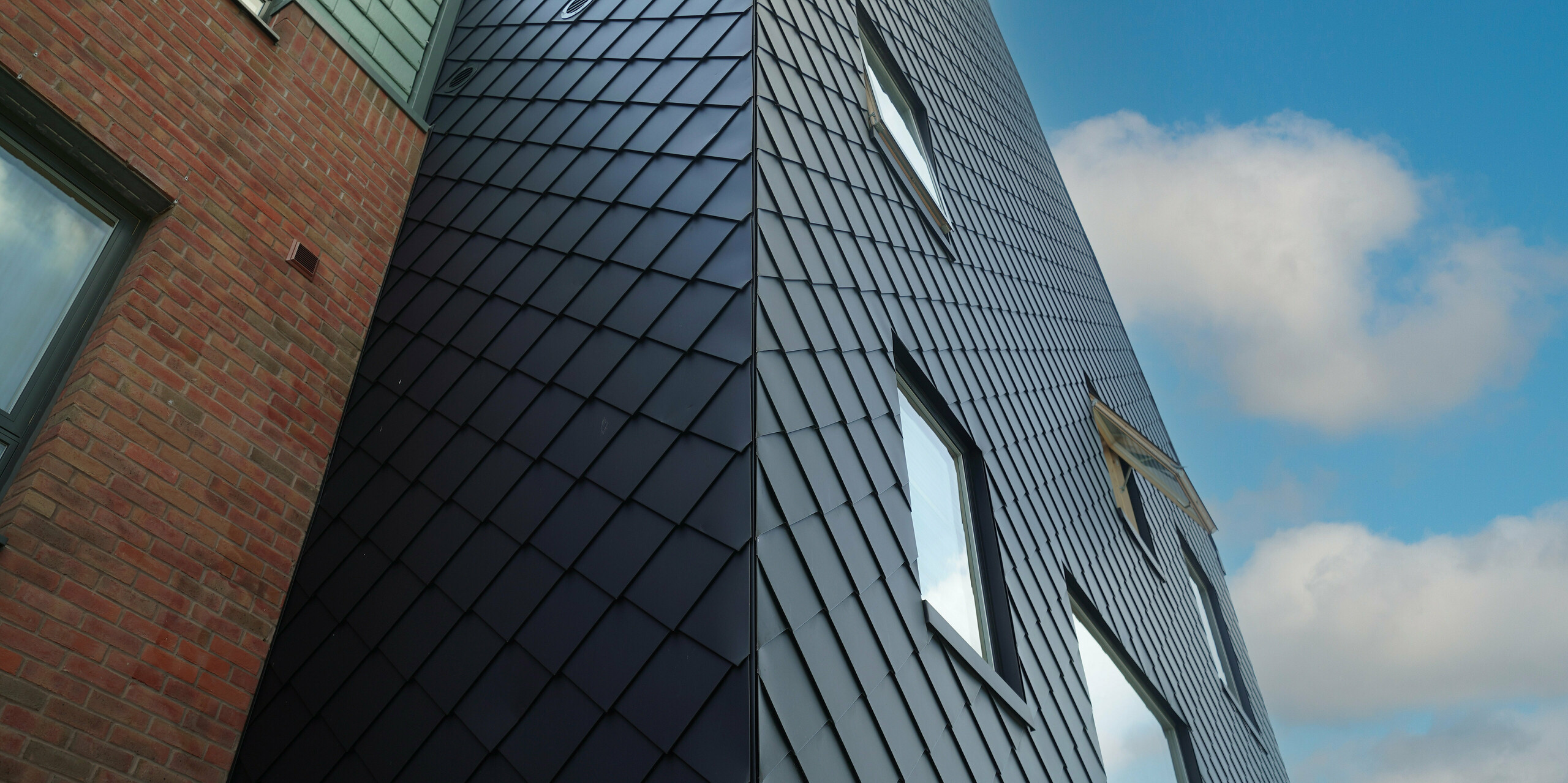 Detailaufnahme der Fassade der Courtyards mit der PREFA Wandraute 29 × 29 in P.10 Schwarz