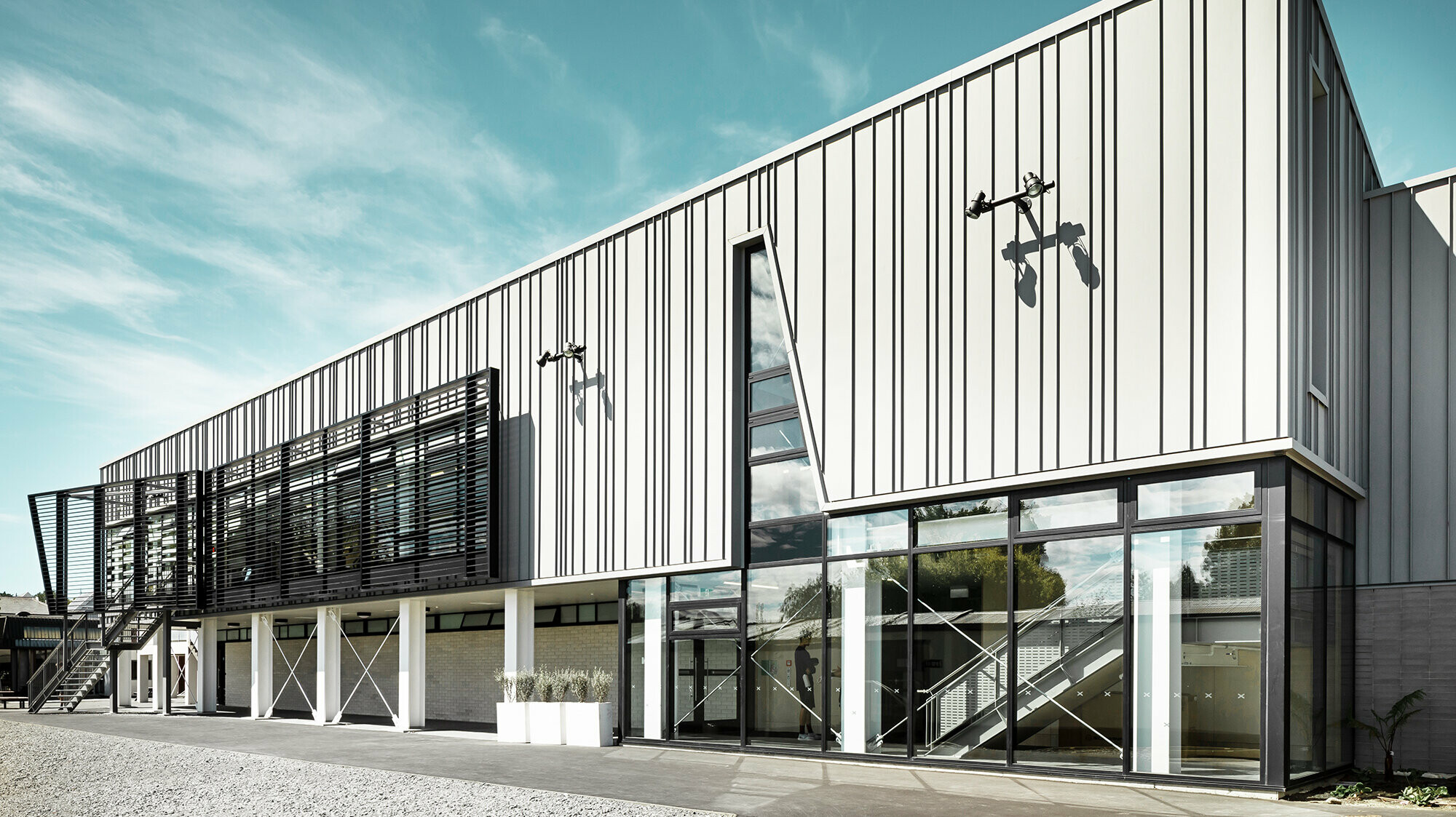 Das Sportstudio aus der seitlichen Perspektive.