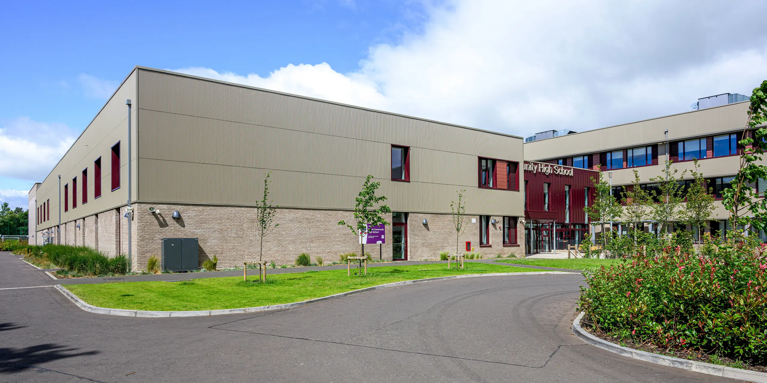 Die moderne Currie Community High School in Edinburgh wird von einer großzügigen PREFA Aluminiumfassade mit Strangpressprofil Zacke in P.10 Prefabronze geprägt. Die markante vertikale Struktur erzeugt auf den weitläufigen Fassadenflächen ein spannendes Spiel aus Licht und Schatten und verleiht dem Schulkomplex eine zeitlose Eleganz. Das langlebige, korrosionsbeständige und wartungsarme PREFA Aluminiumsystem verbindet anspruchsvolle Architektur mit nachhaltiger Funktionalität und dauerhaft hoher Gestaltungsqualität.
