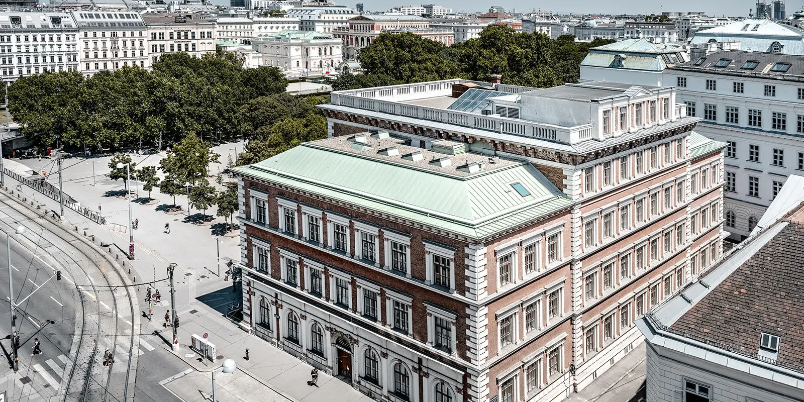 Die Evangelische Volkschule am Wiener Karlsplatz aus der Vogelsperspektive.