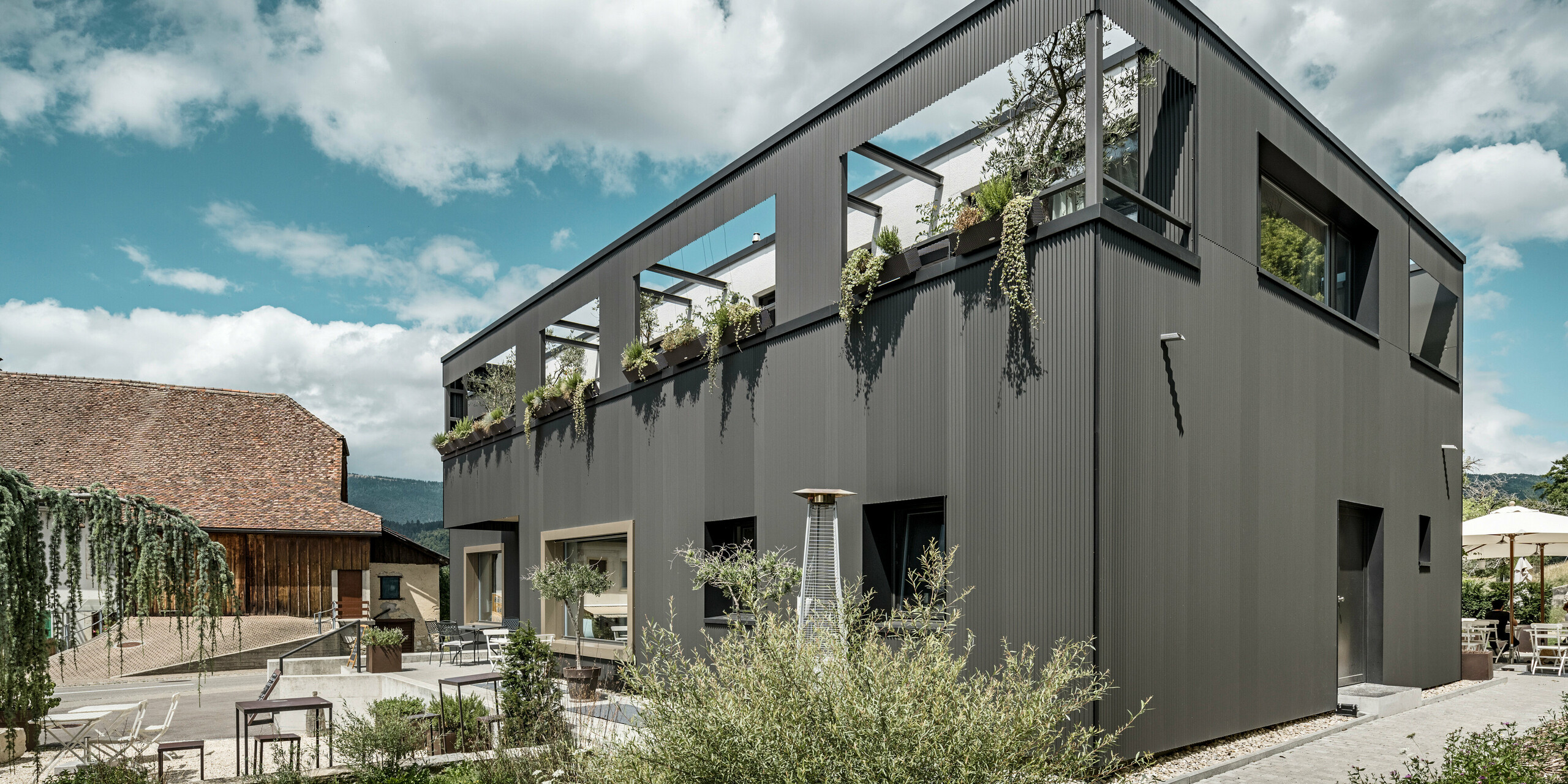 Profile triangle PREFA dans la couleur spéciale gris-noir à l'Hôtel de l'Ours à Prêles, Suisse